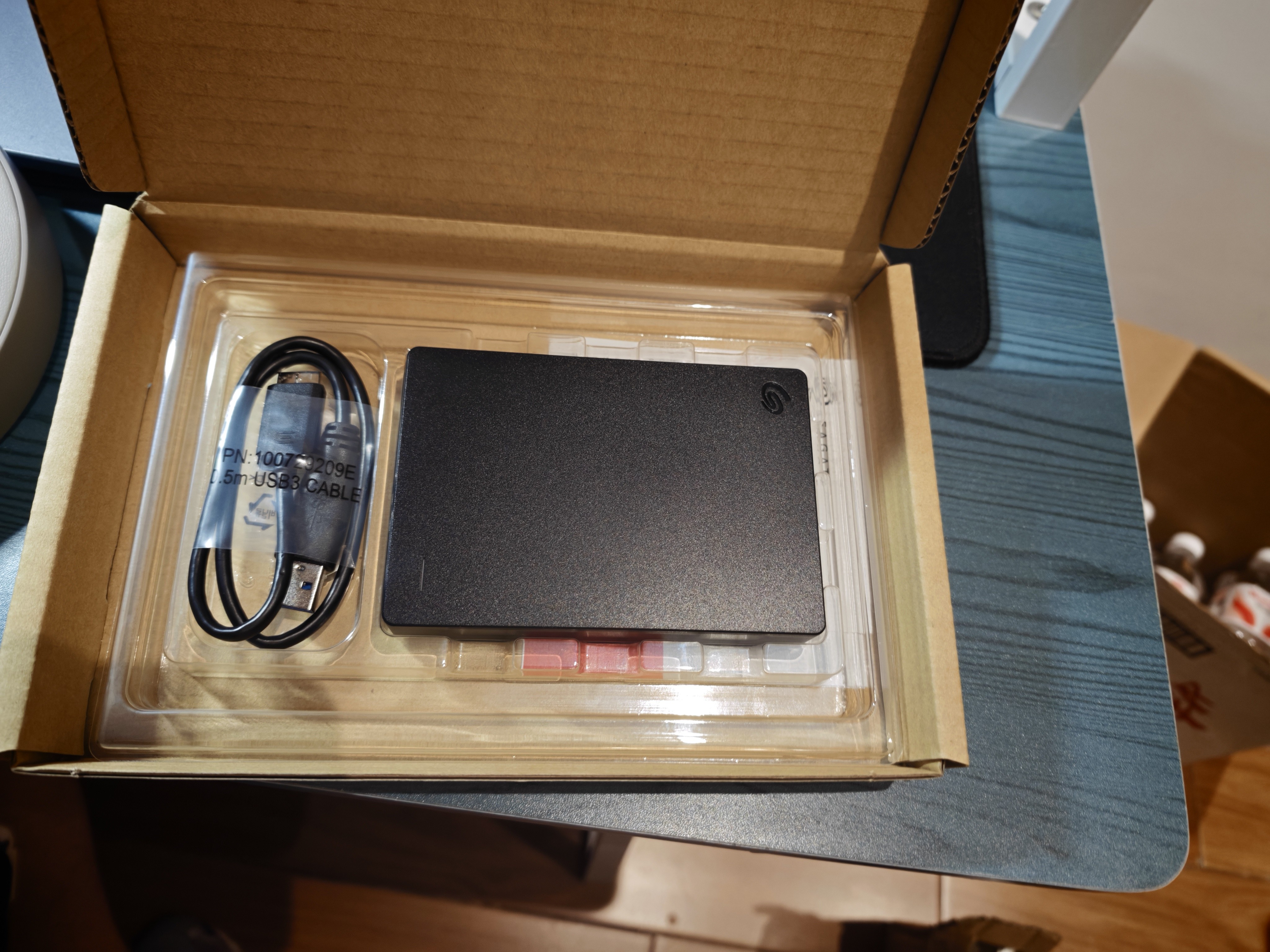 希捷（SEAGATE） 移动硬盘 简系列套装版 USB3.0 2.5英寸 高速便携机械硬盘 兼容WIN MAC PS4 【简】暗夜黑色 硬盘包套装版 5TB 实拍图