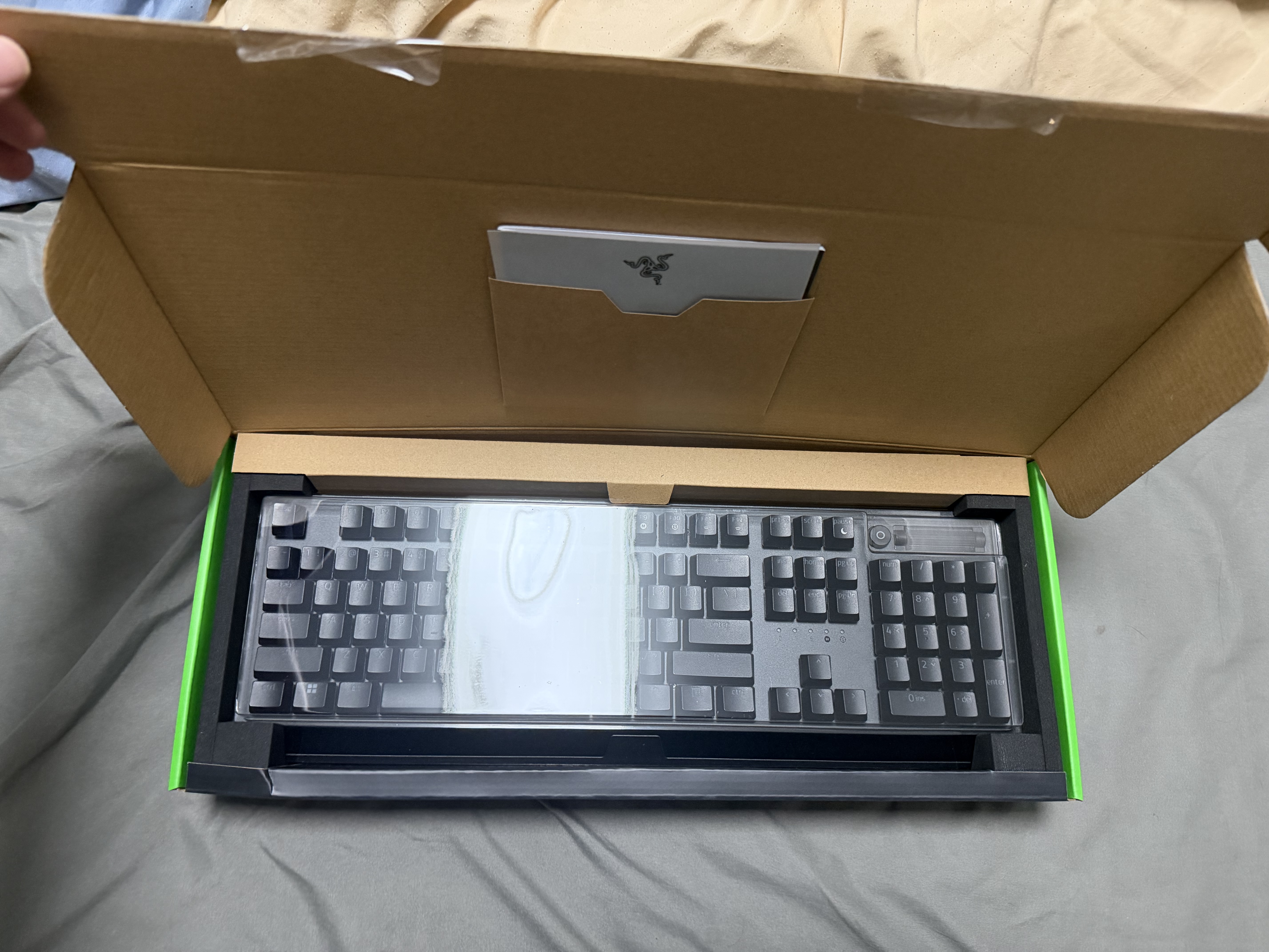 雷蛇（Razer） 黑寡妇蜘蛛V3 机械键盘有线键盘游戏键盘 RGB电竞少女馆 黑寡妇蜘蛛V3绿轴-104键 实拍图