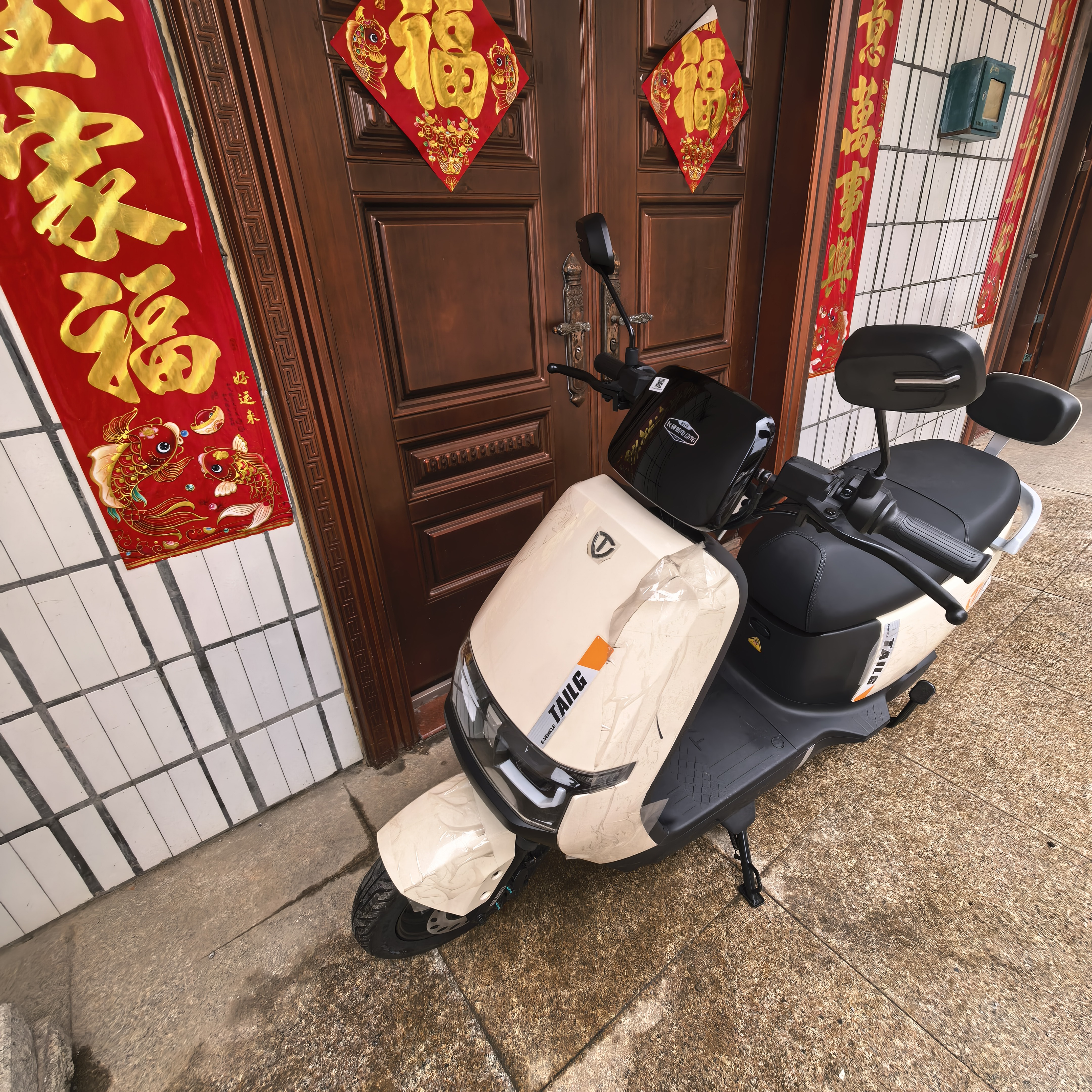 台铃72V长续航双碟电动摩托车石墨烯电池电摩大功率代步电瓶车时尚电动车 象牙白/前后双碟/智能APP 实拍图