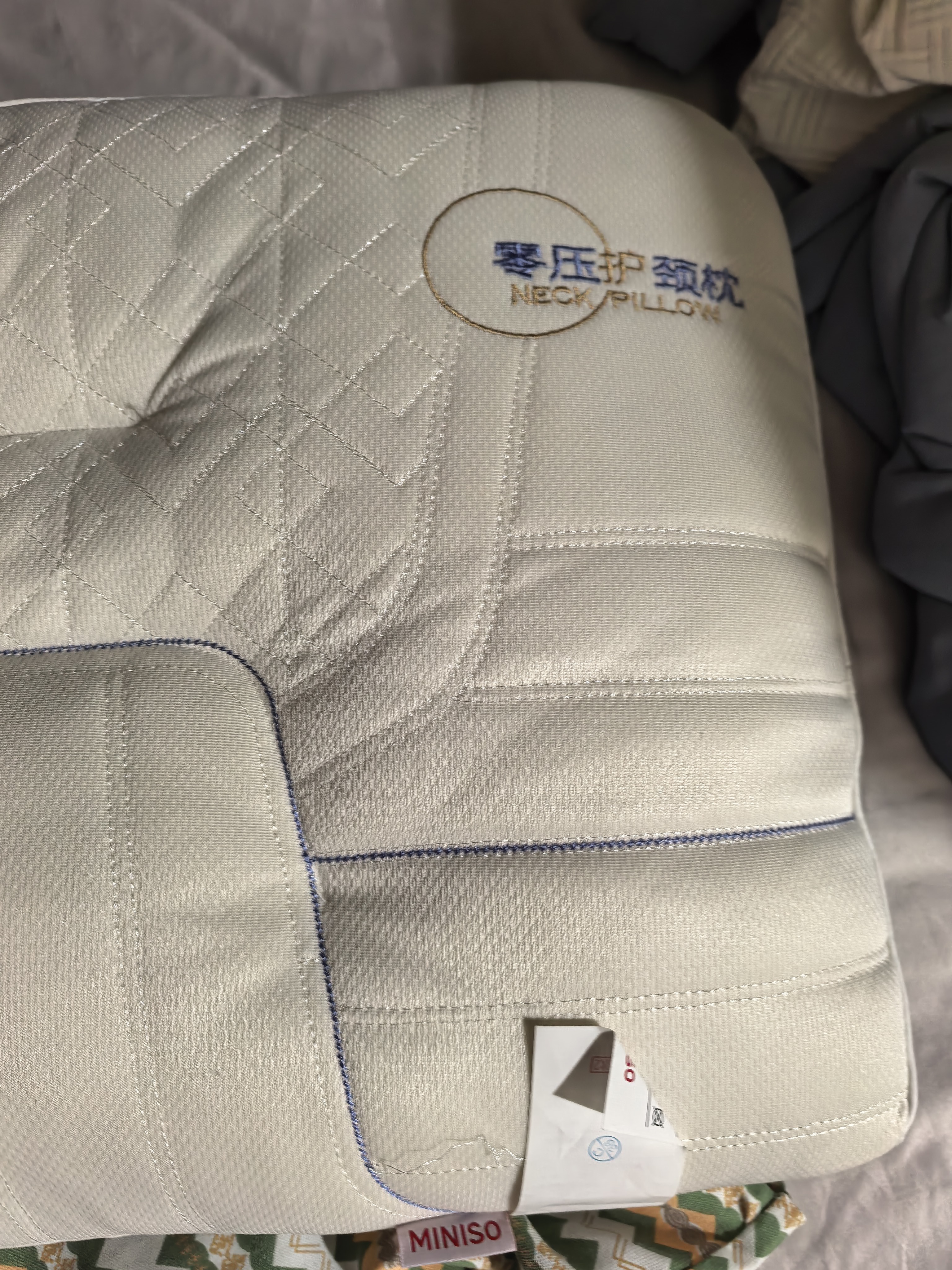 名创优品（MINISO）天然抗菌枕头护颈枕深度睡眠专用 人体工学释压颈椎枕头芯单只 实拍图