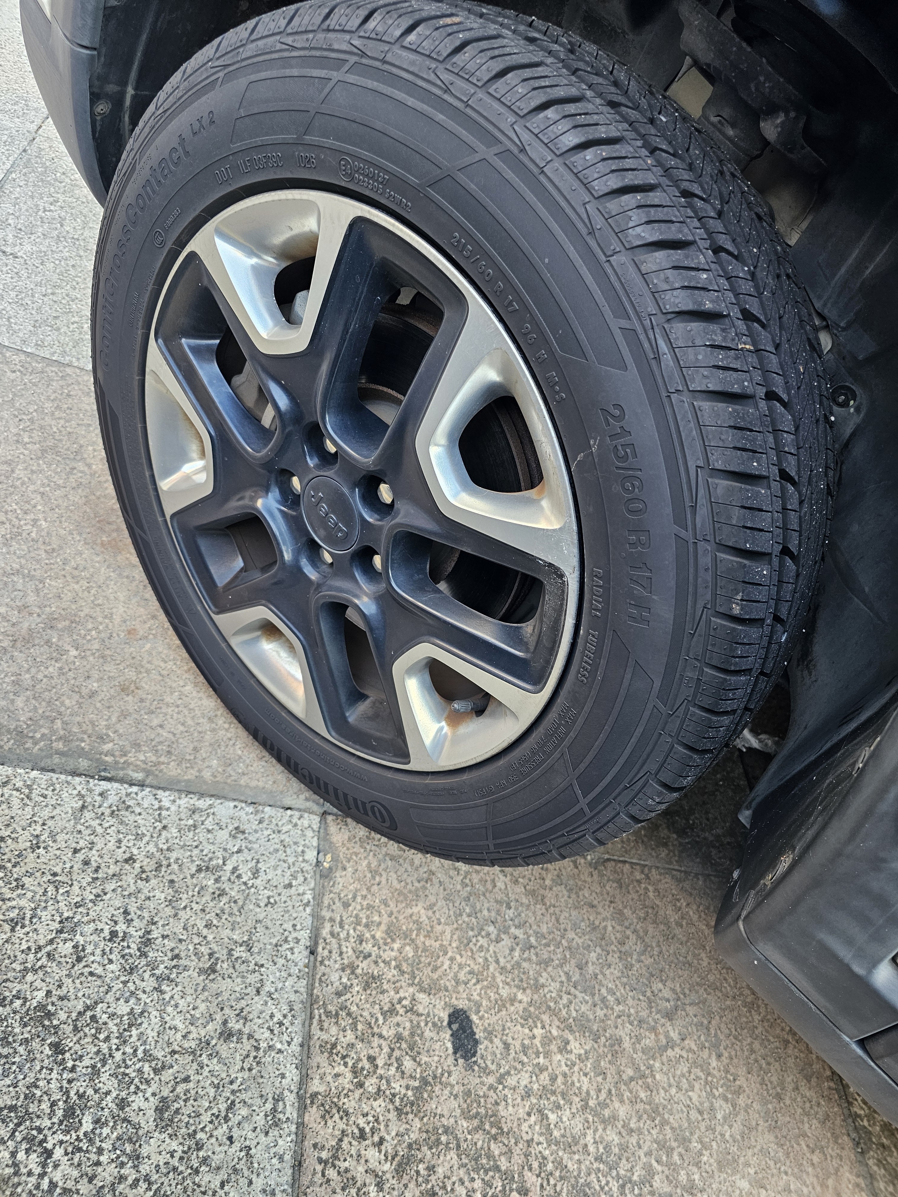 马牌（Continental）汽车轮胎 215/60R17 96H LX2 FR 原配吉普自由者/指南者 实拍图