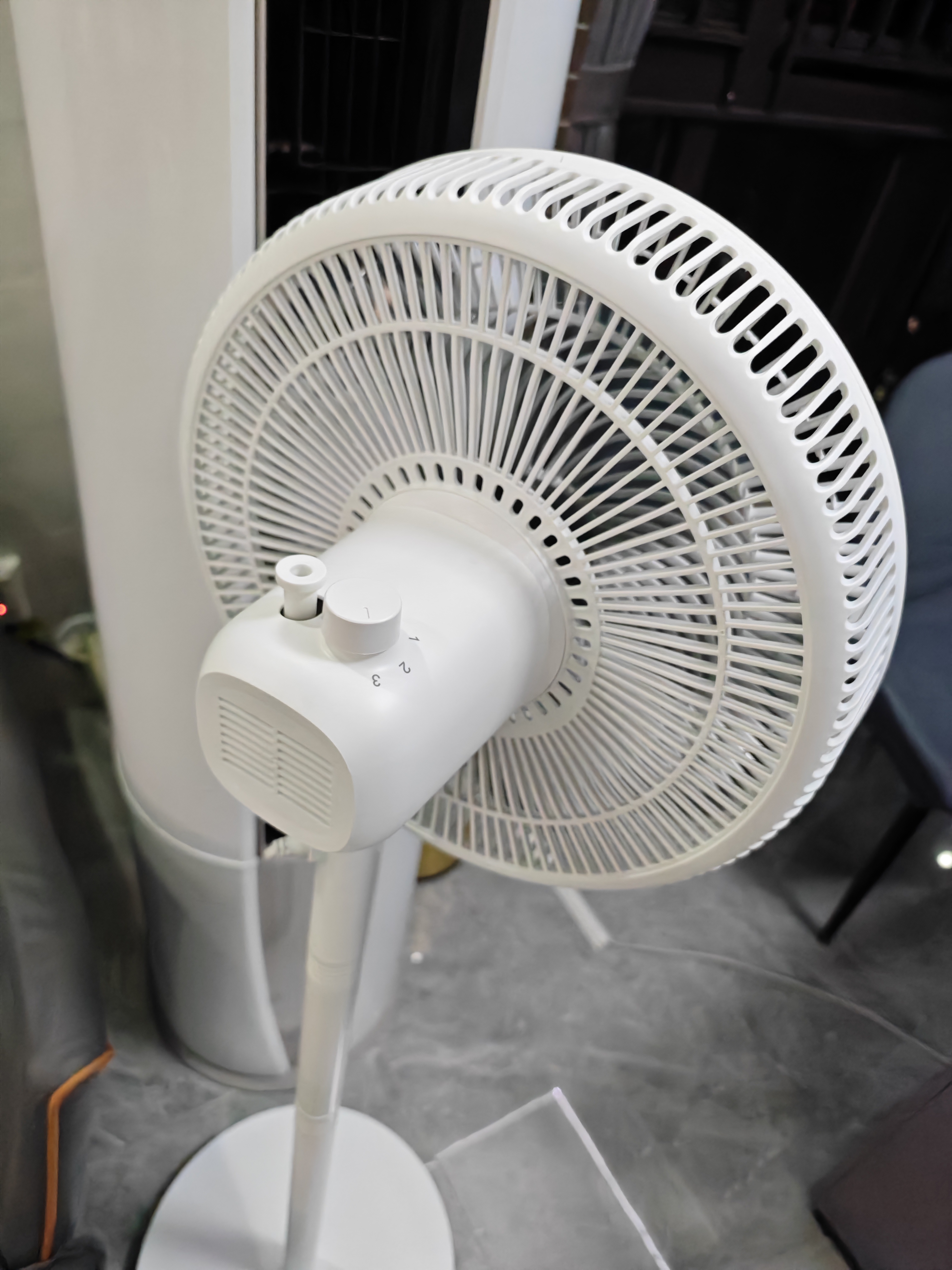 美的（Midea） 电风扇 家用风扇7叶落地扇立式轻音节能大风量电扇台扇迷你扇台立两用转页扇空气循环扇安静低音 尺寸升级丨纯铜电机 8米送风·SAE35CA1 家用落地扇 实拍图