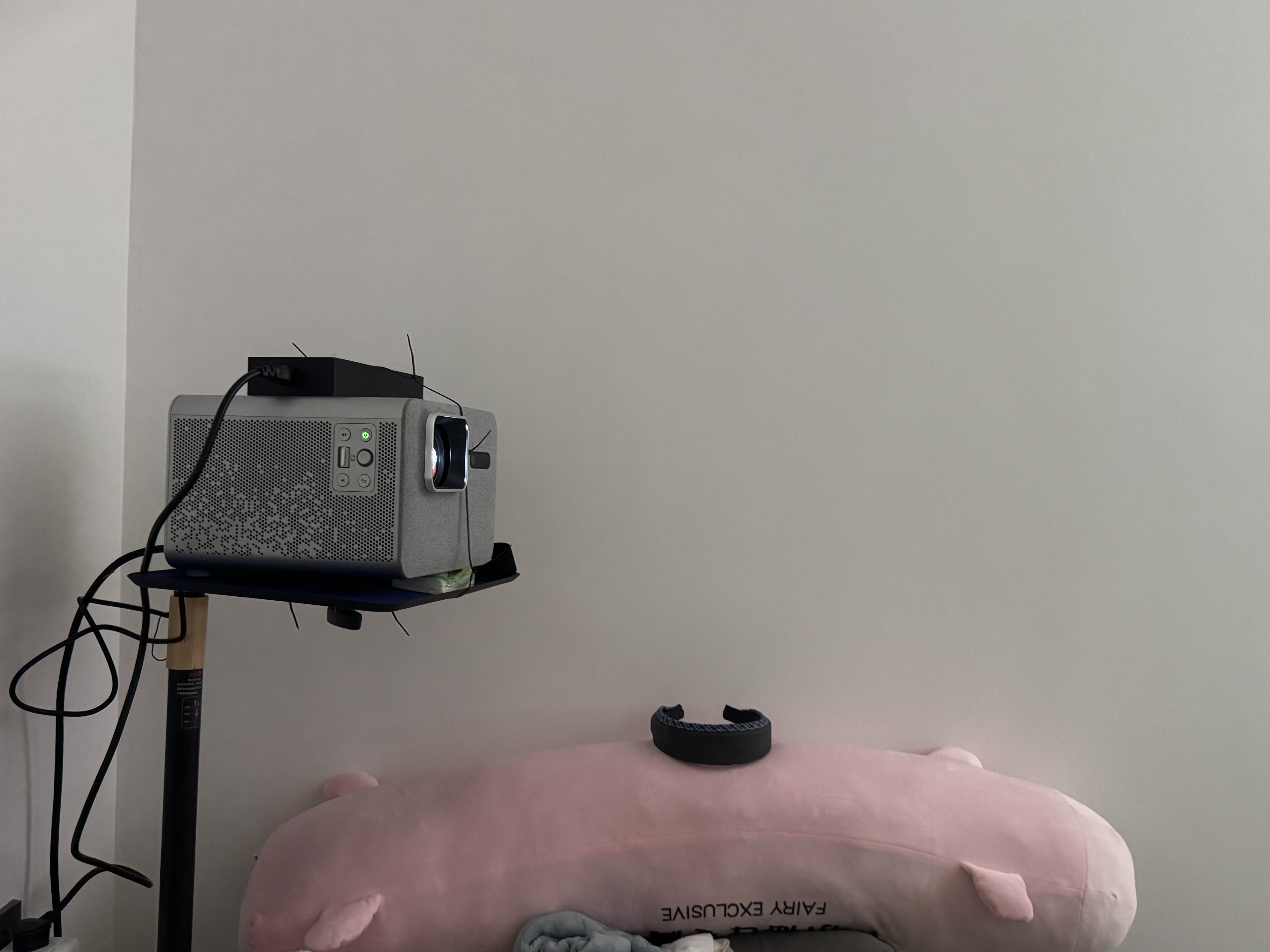 明基（BenQ）新品i800投影仪家用 4K超清高亮 全智能家庭影院客厅（3000流明 自动校正 HDR Pro MEMC） 实拍图