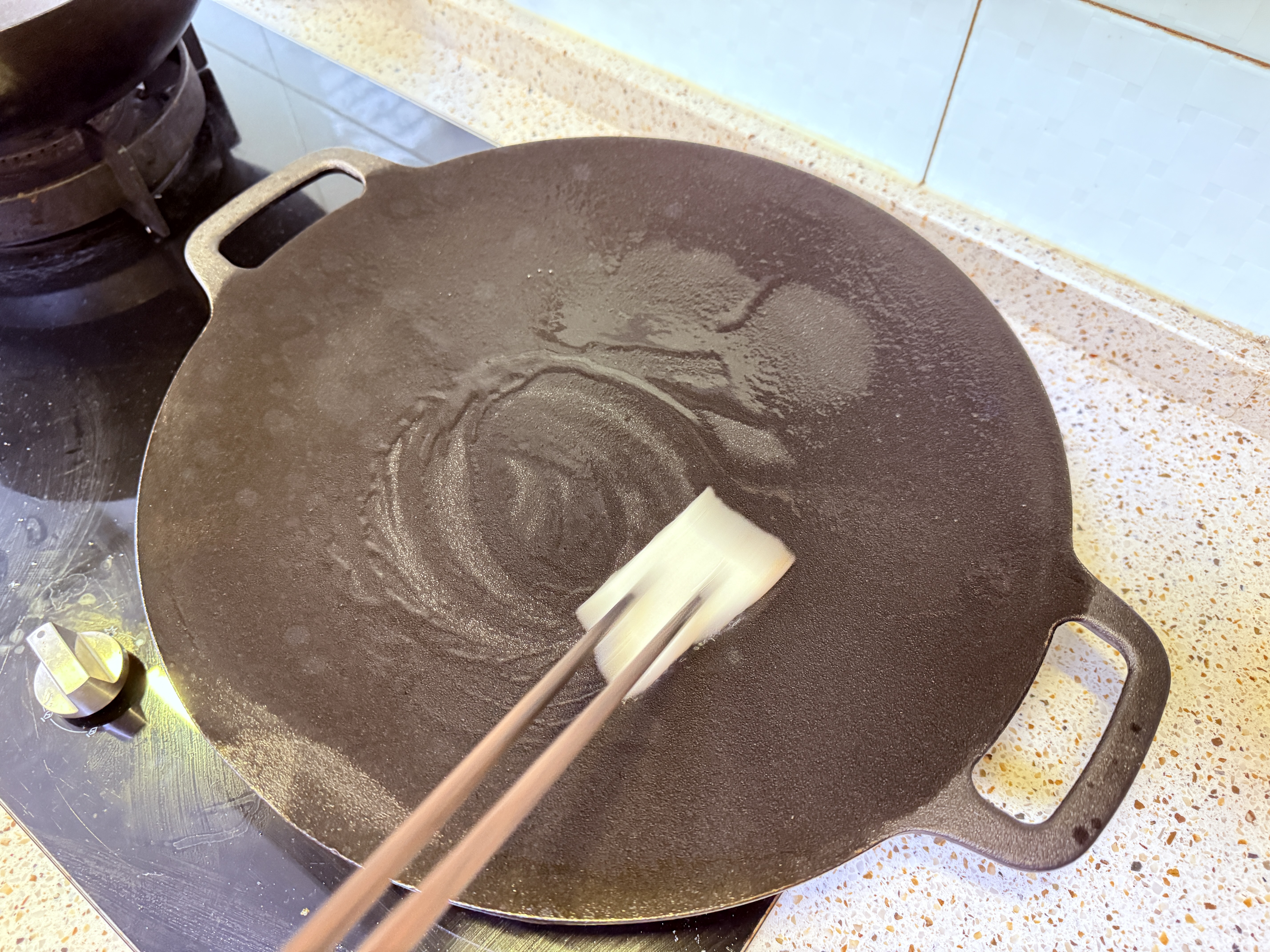 老艺人铸铁烤盘大号烤肉盘无涂层燃气卡式电磁炉铁板烧煎饼锅牛排盘户外 实拍图
