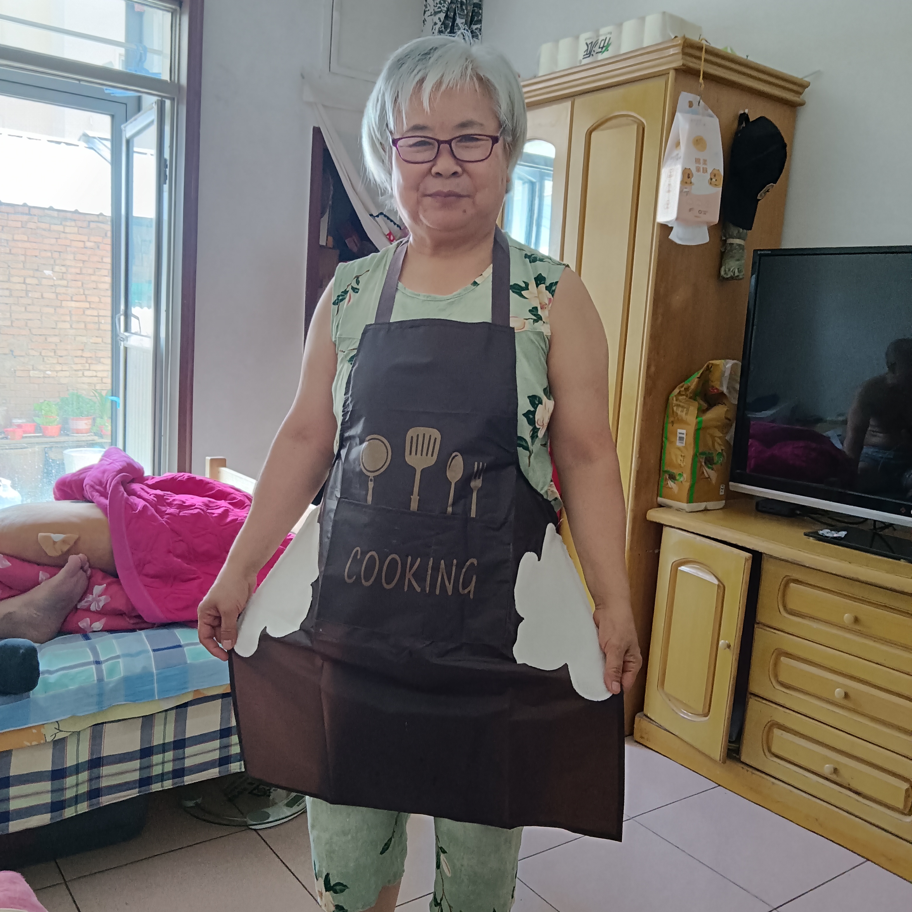 围裙防水防油厨房男女通用刀叉印花防水围裙工作服 防水围裙1条【红色】 可擦手 实拍图