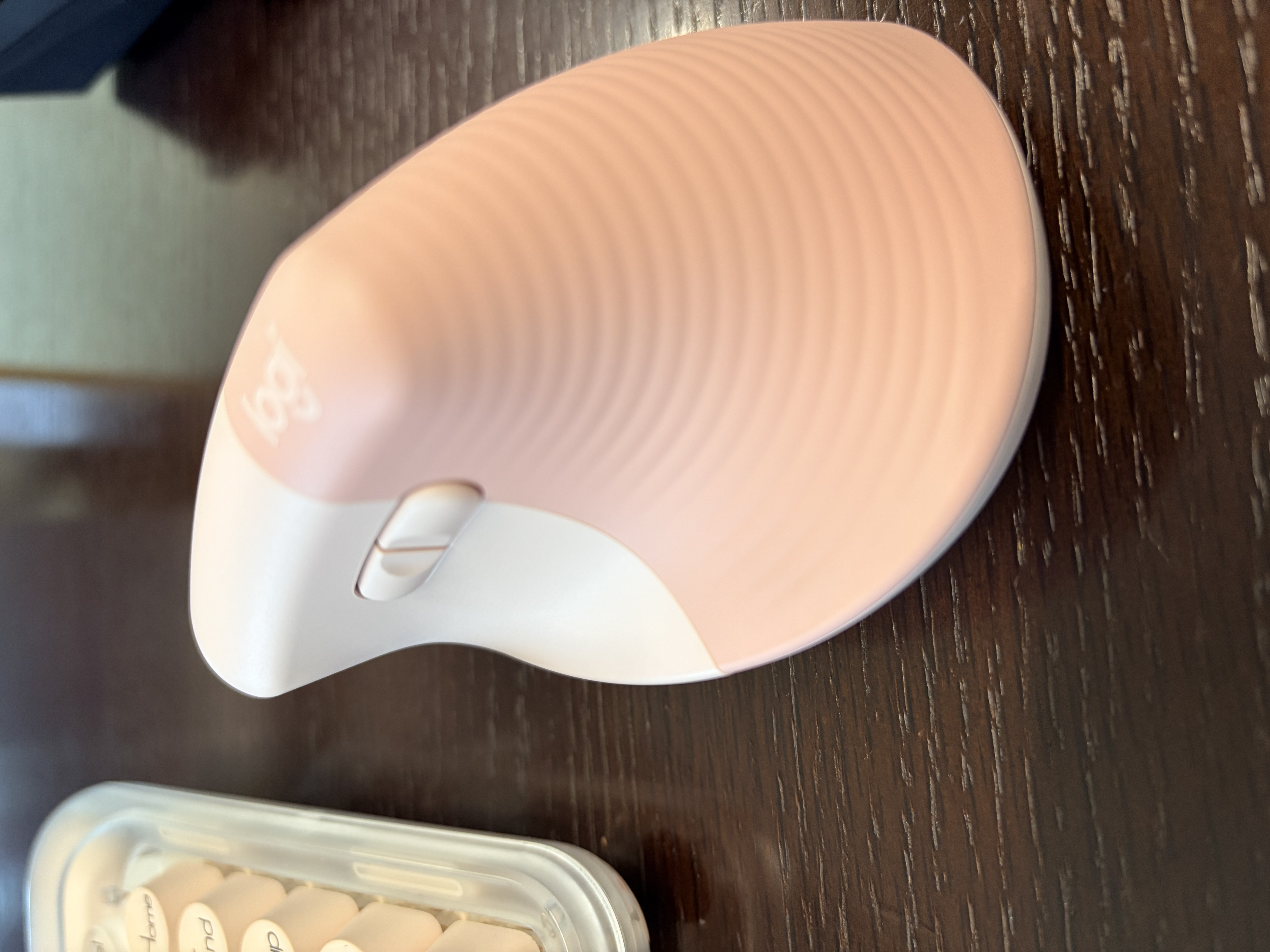 罗技（Logitech）Lift人体工学鼠标 垂直鼠标 小手鼠标 无线蓝牙鼠标 3台设备秒切换 带Logi Bolt接收器 粉色 实拍图