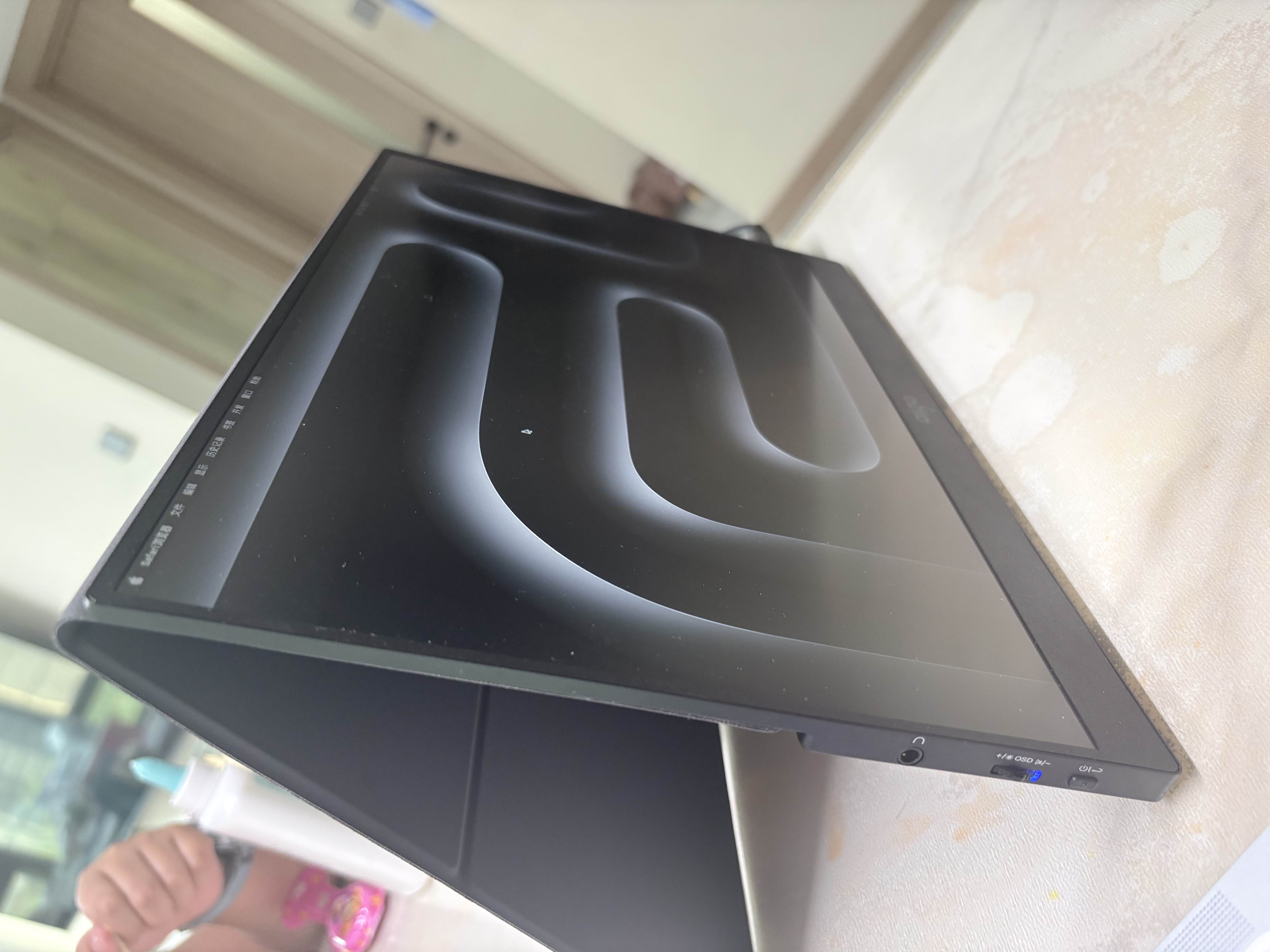 爱国者aigo14英寸便携显示器拓展屏 电脑显示器手机笔记本 PS4/5 副屏Type-C一线通皮套款 实拍图