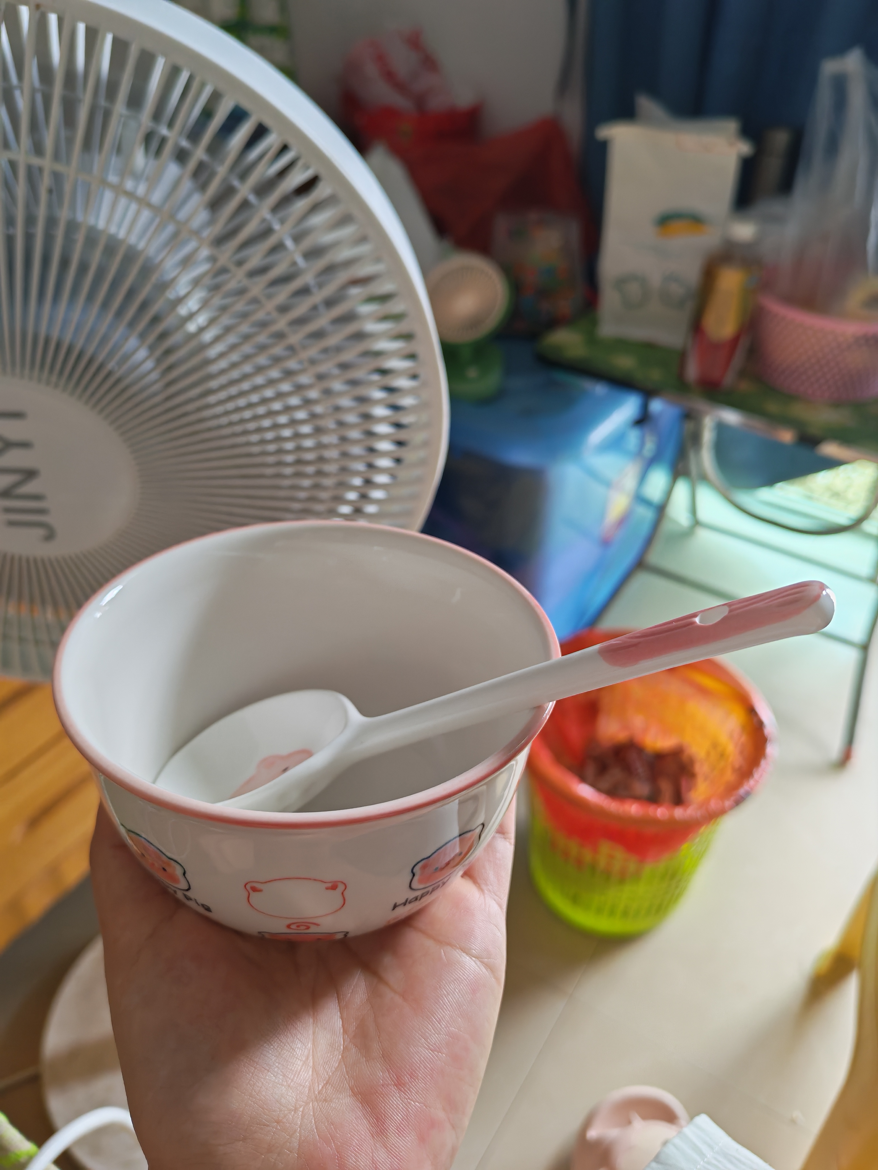 【50万好评】釉下彩可爱卡通碗碟套装家用陶瓷碗筷盘餐具可爱猪 可爱猪一碗一勺 釉下陶瓷小猪一碗一勺 实拍图