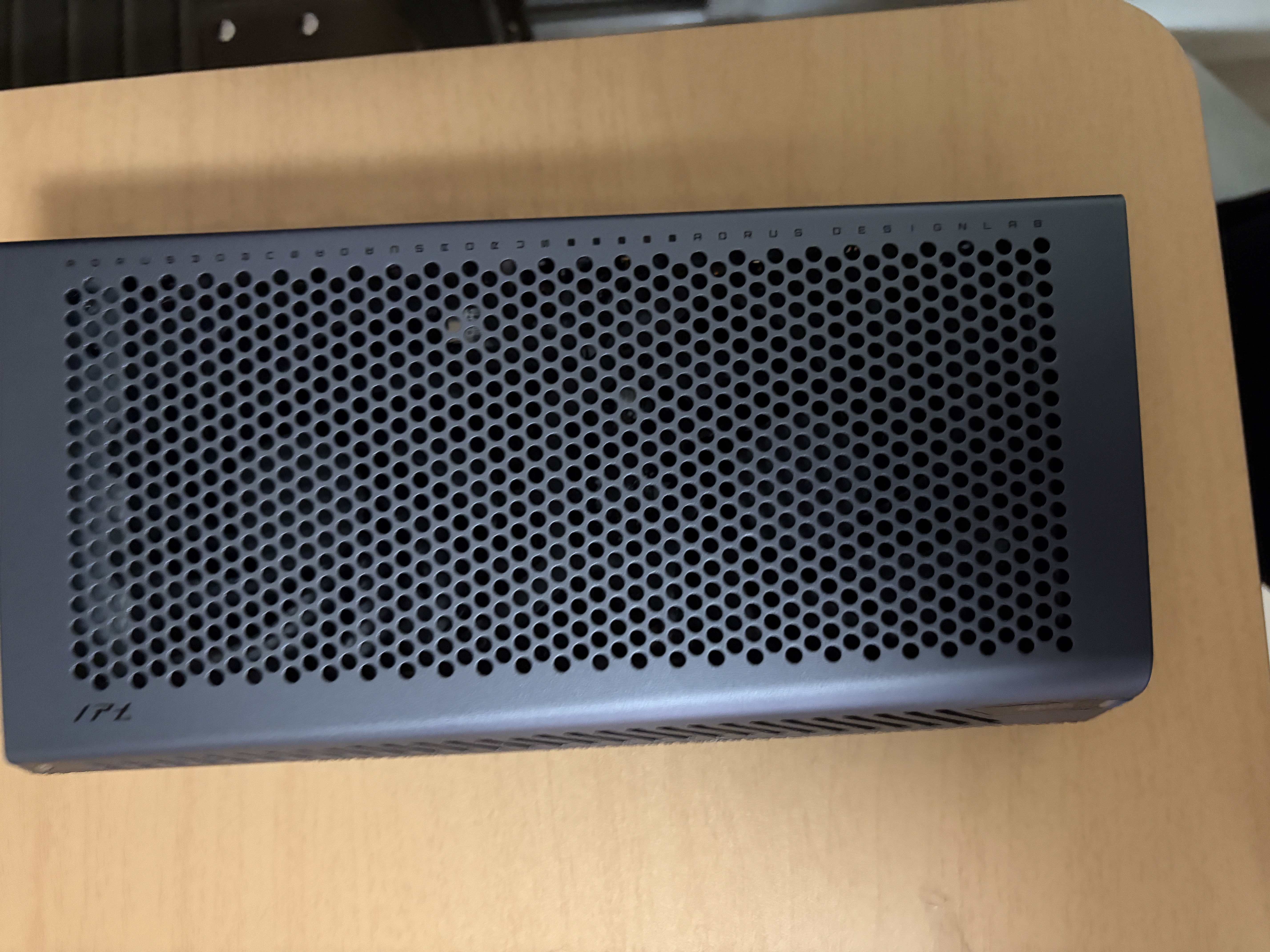 技嘉（GIGABYTE）RTX 5060Ti 16G AI BOX显卡坞 笔记本电脑外接扩展坞 Ai创作生产力 游戏 支持雷电™5 100W快充 RTX5060 Ti 16G AI BOX 实拍图