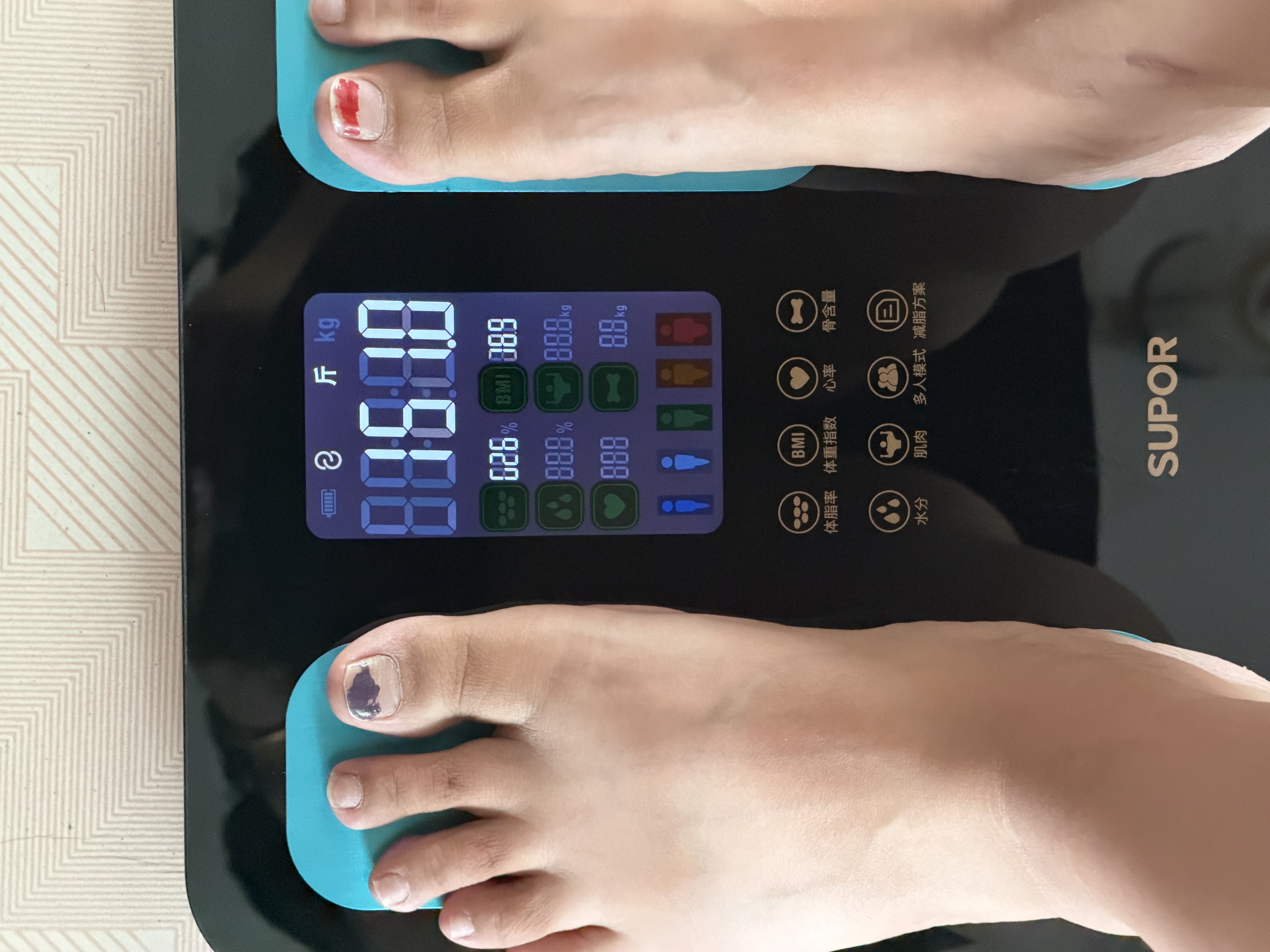 苏泊尔（SUPOR）体重秤电子秤减肥专用智能精准体重可测体脂秤家庭用人体秤称重高精度小型充电蓝牙网关生日礼物 耀石黑【81项数据检测】加大电极片+大彩屏显示 【2026新款】 实拍图