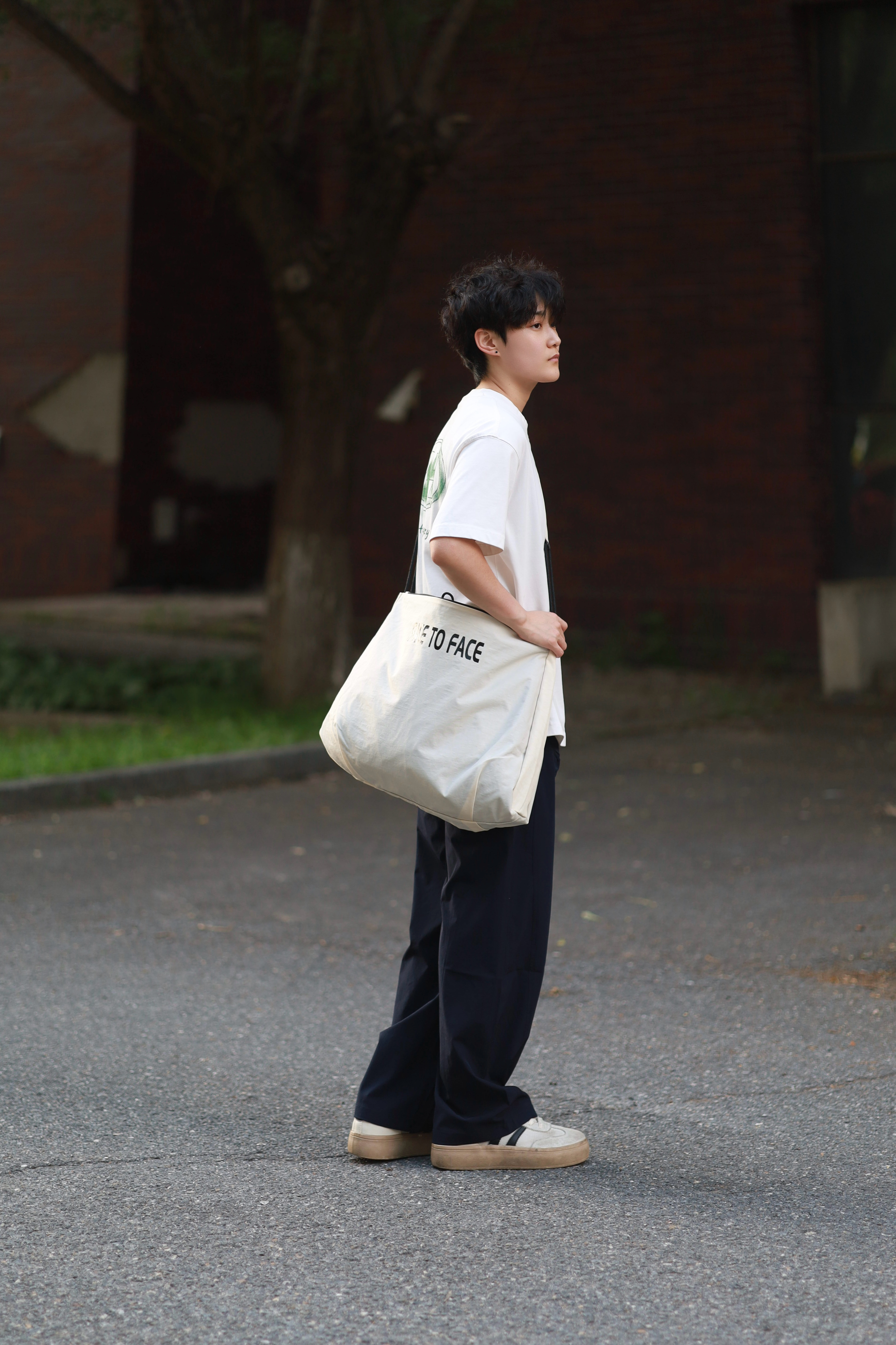 VICTORIATOURIST男士斜挎包新款大容量单肩包女休闲轻便邮差包双面背法通勤挎包 实拍图