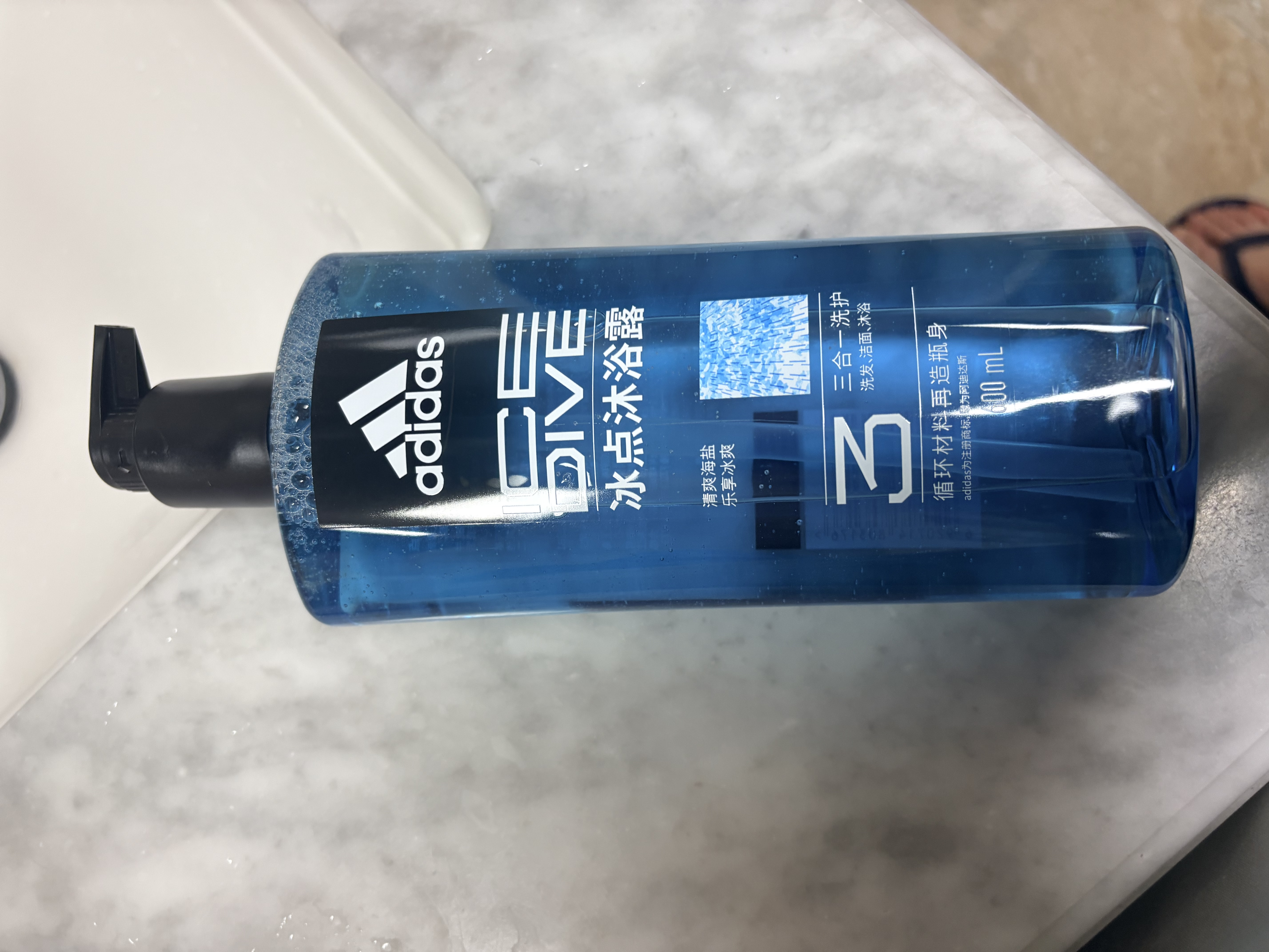 阿迪达斯（adidas）沐浴露男士深层清洁沐浴乳液家庭装舒缓肌肤淡香缓解疲劳清新留香 【新款三合一冰点600ml】 实拍图