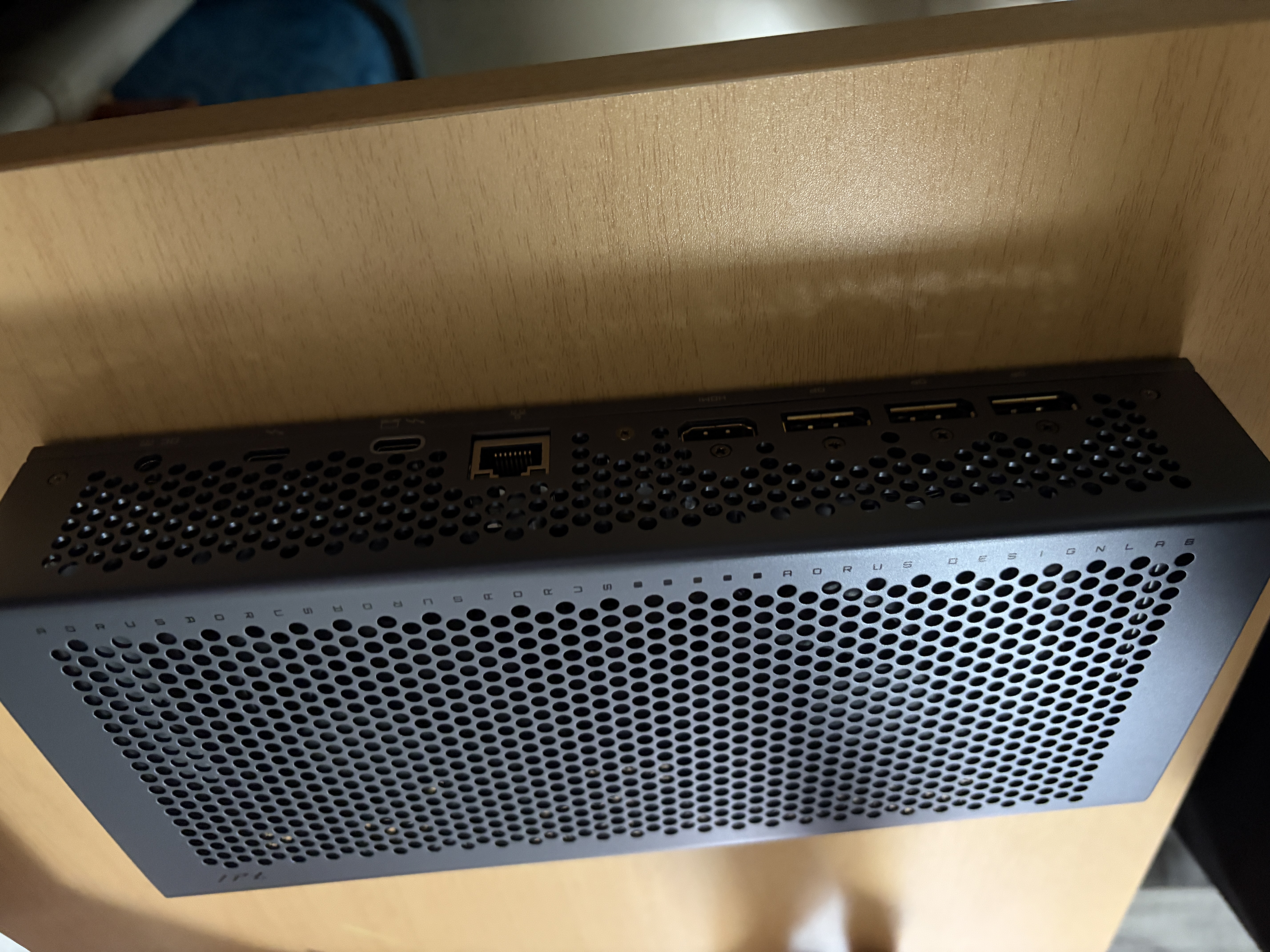 技嘉（GIGABYTE）RTX 5060Ti 16G AI BOX显卡坞 笔记本电脑外接扩展坞 Ai创作生产力 游戏 支持雷电™5 100W快充 RTX5060 Ti 16G AI BOX 实拍图