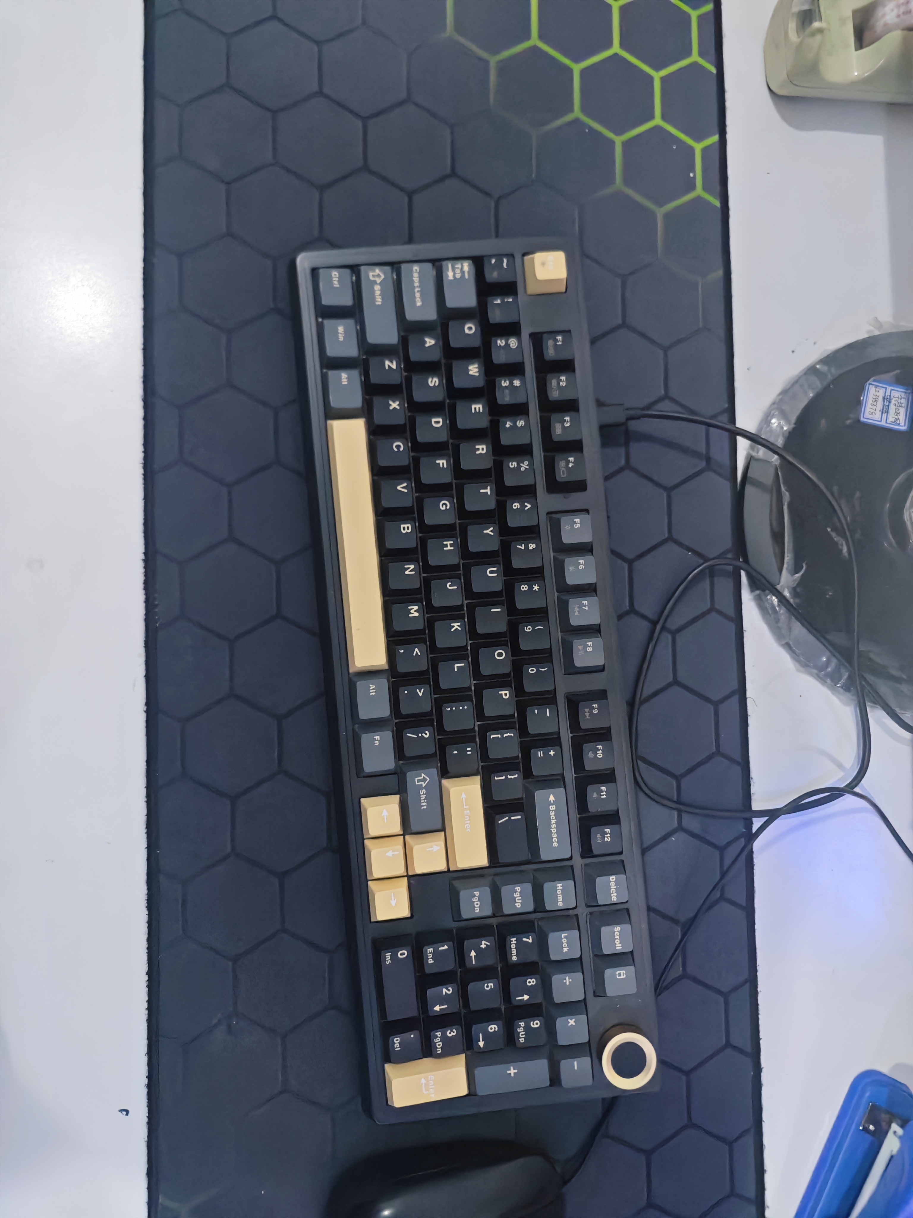 京东京造JZ990Pro三模无线蓝牙有线办公游戏键盘电竞PBT键帽RGB送男友独立数字区续航外设机械键盘鎏金黑 实拍图