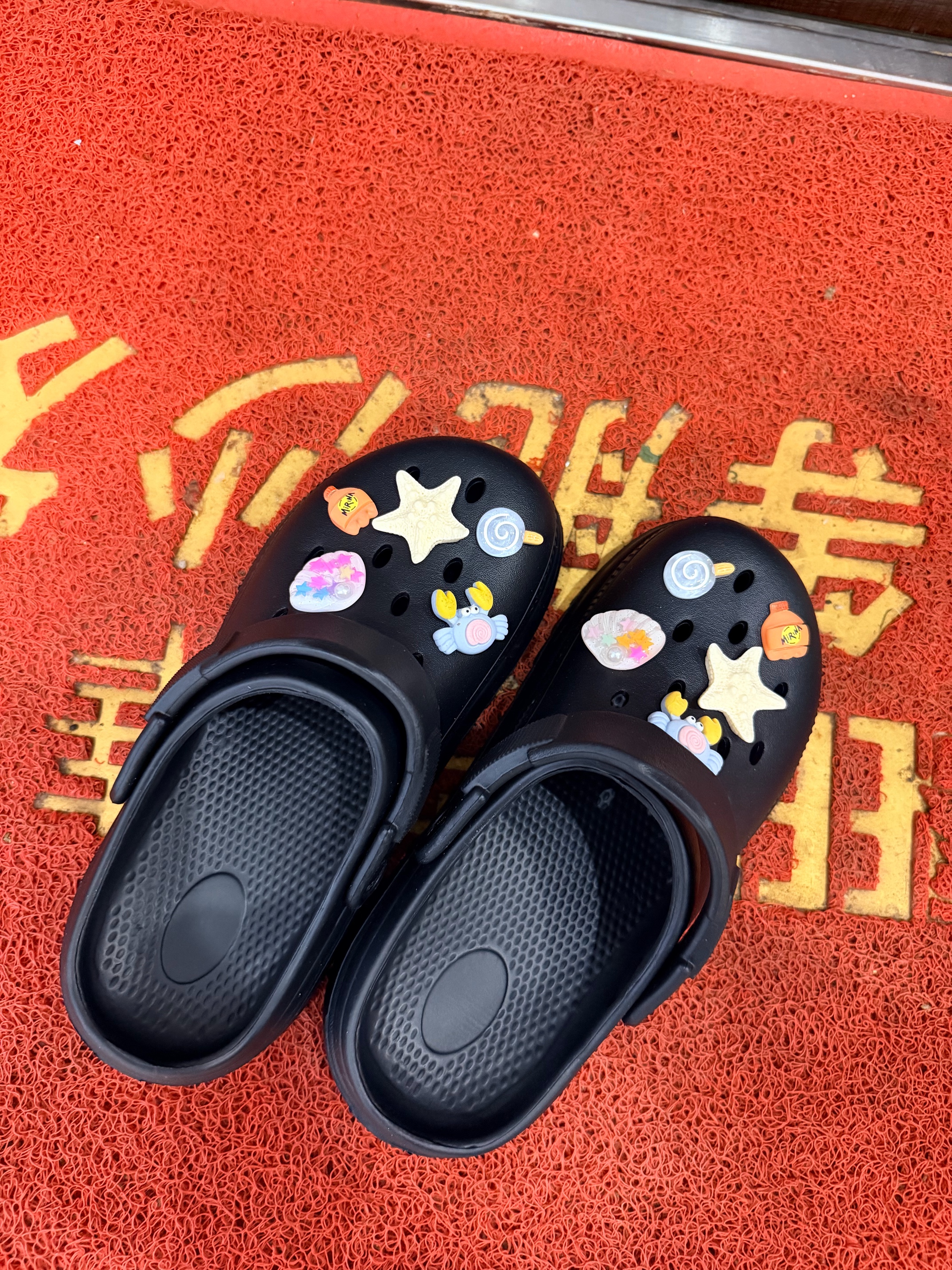 名创优品（MINISO）洞洞鞋男女款EVA夏外穿沙滩凉鞋防滑踩屎感包头情侣 黑色+海星 实拍图