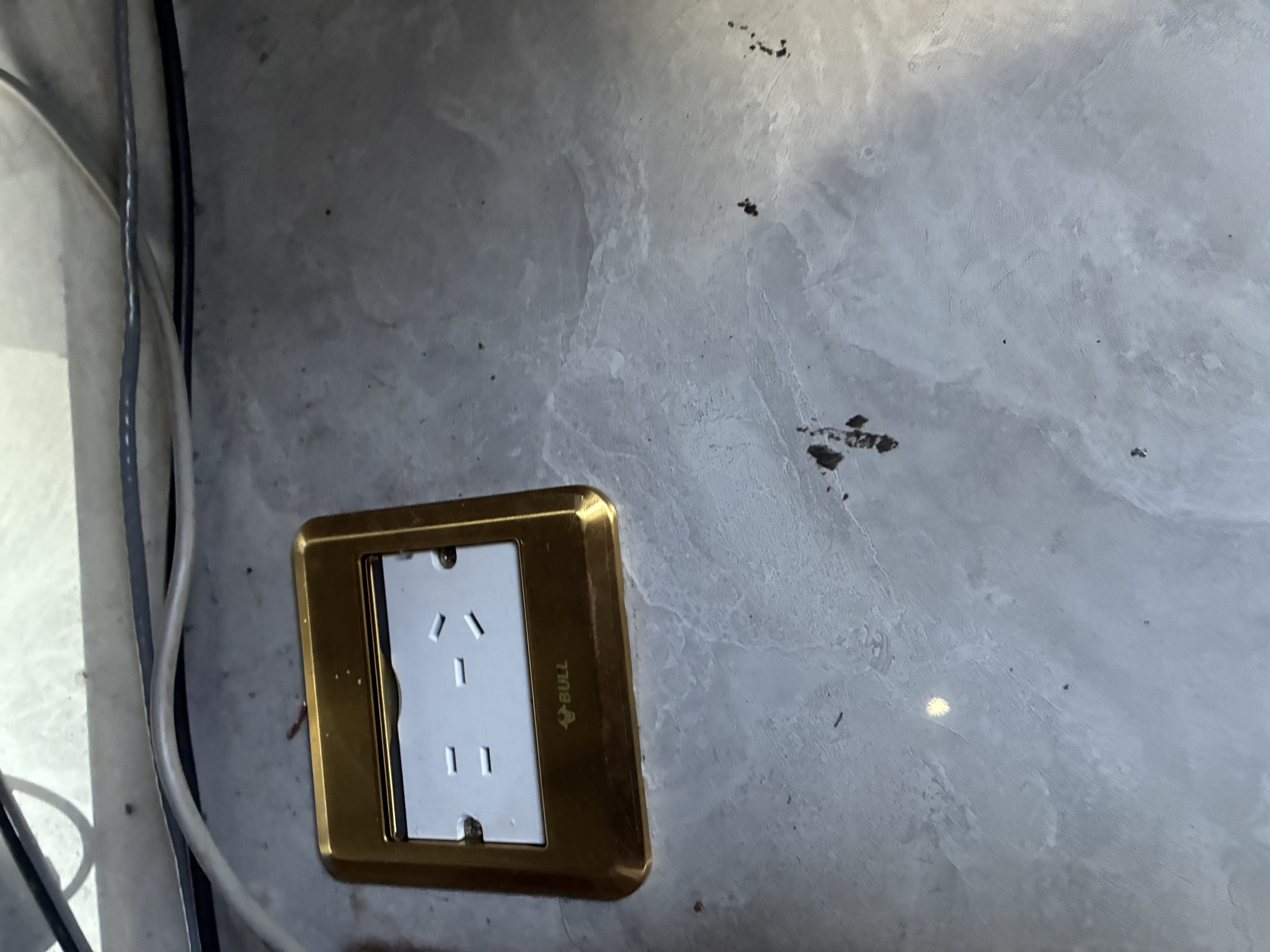 公牛（BULL）地插座隐藏嵌入式隐形地插纯平防溅水超薄全铜网络开关插座面板 五孔地插 金色 实拍图