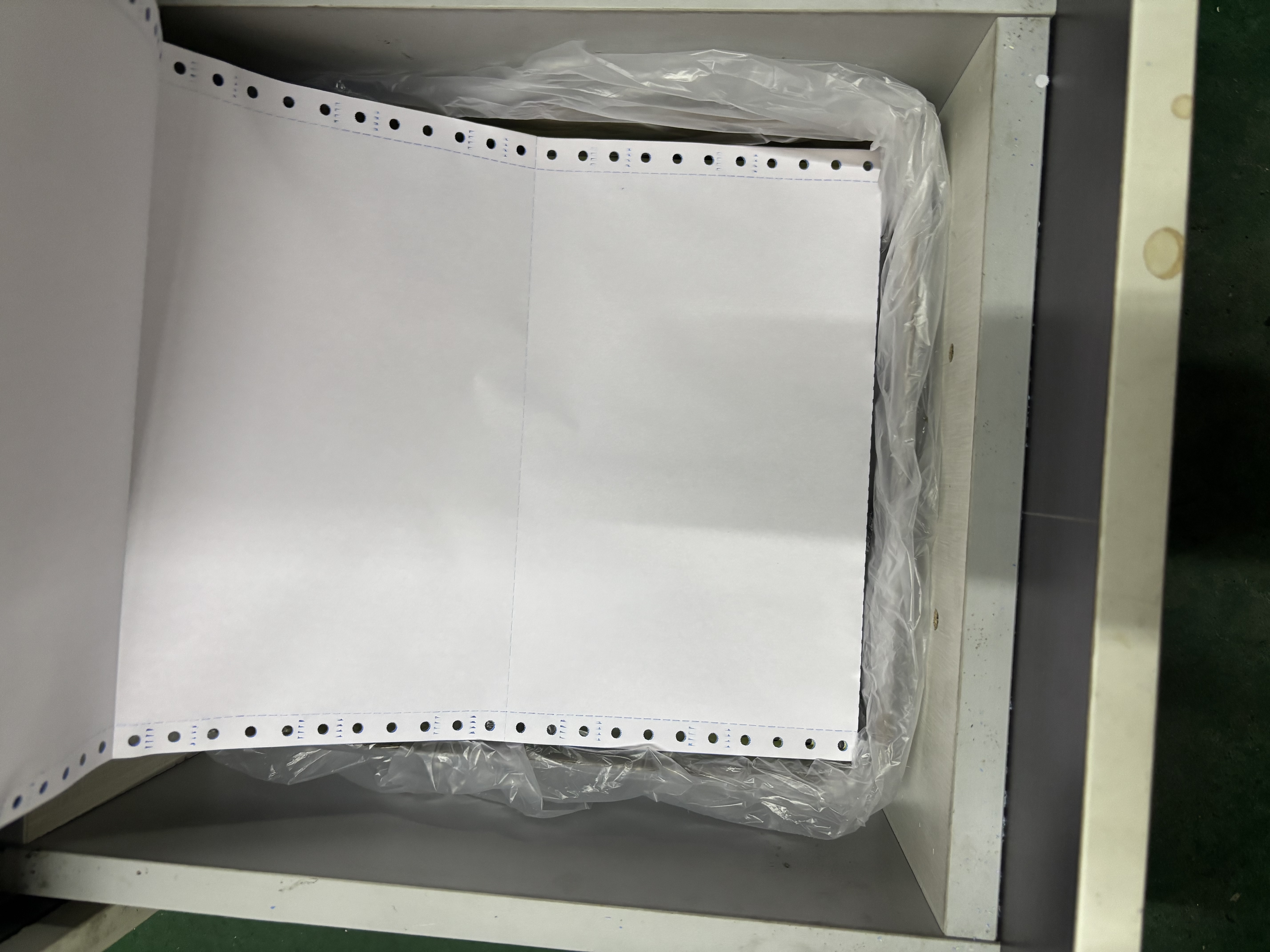 图润电脑针式打印纸 四联打印纸可复写无碳连打纸发票报销单发货明细单出库单送货单 四联/二等分/可撕边 实拍图