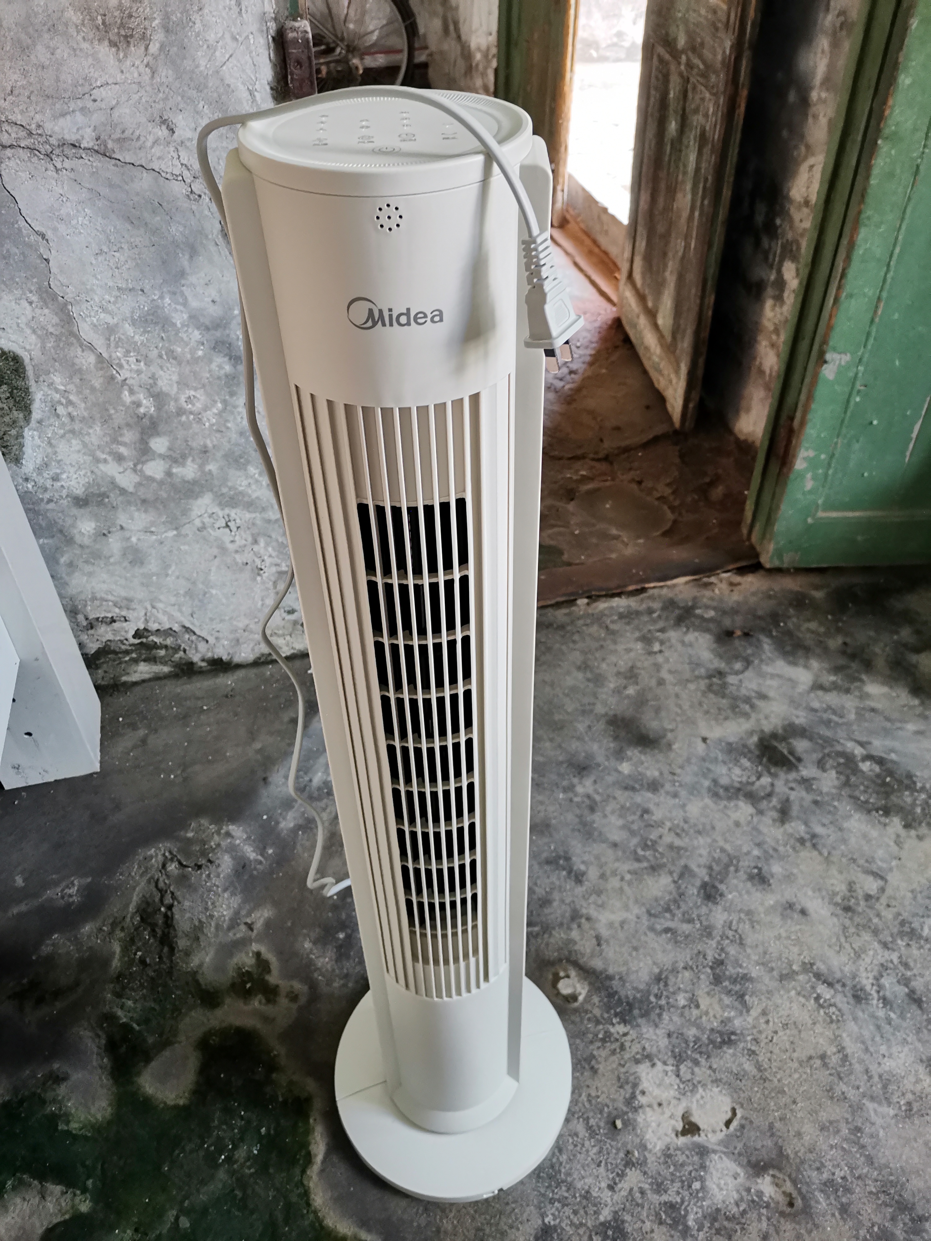 美的（Midea）【遥控定时】家用塔扇 节能电风扇 柔风轻音无叶风扇 摇头大风力落地扇/立式母婴扇小风扇 ZAH09MY 实拍图