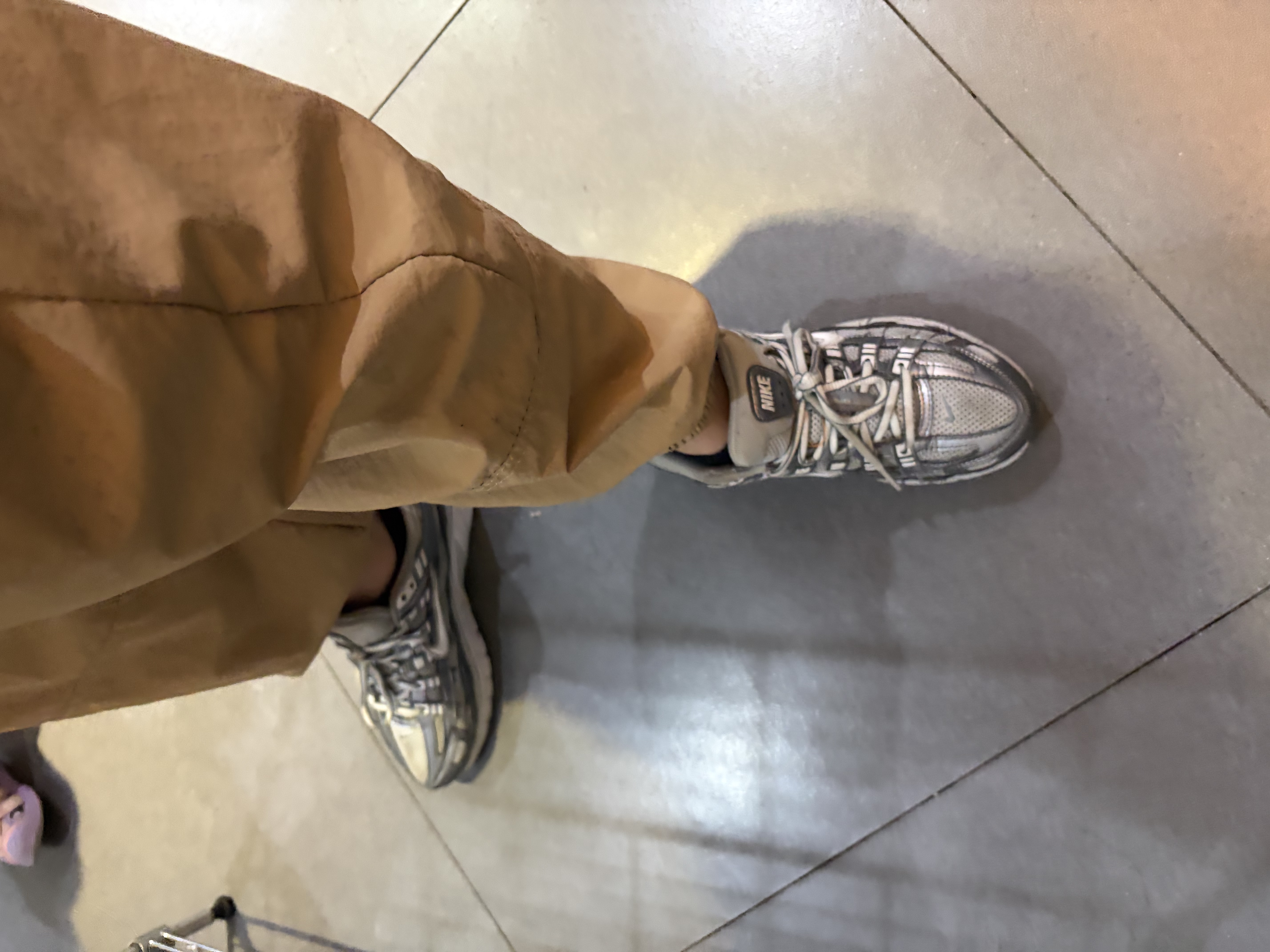 耐克NIKE女子缓震复古P-6000 运动鞋IO3496-001银色35.5 实拍图