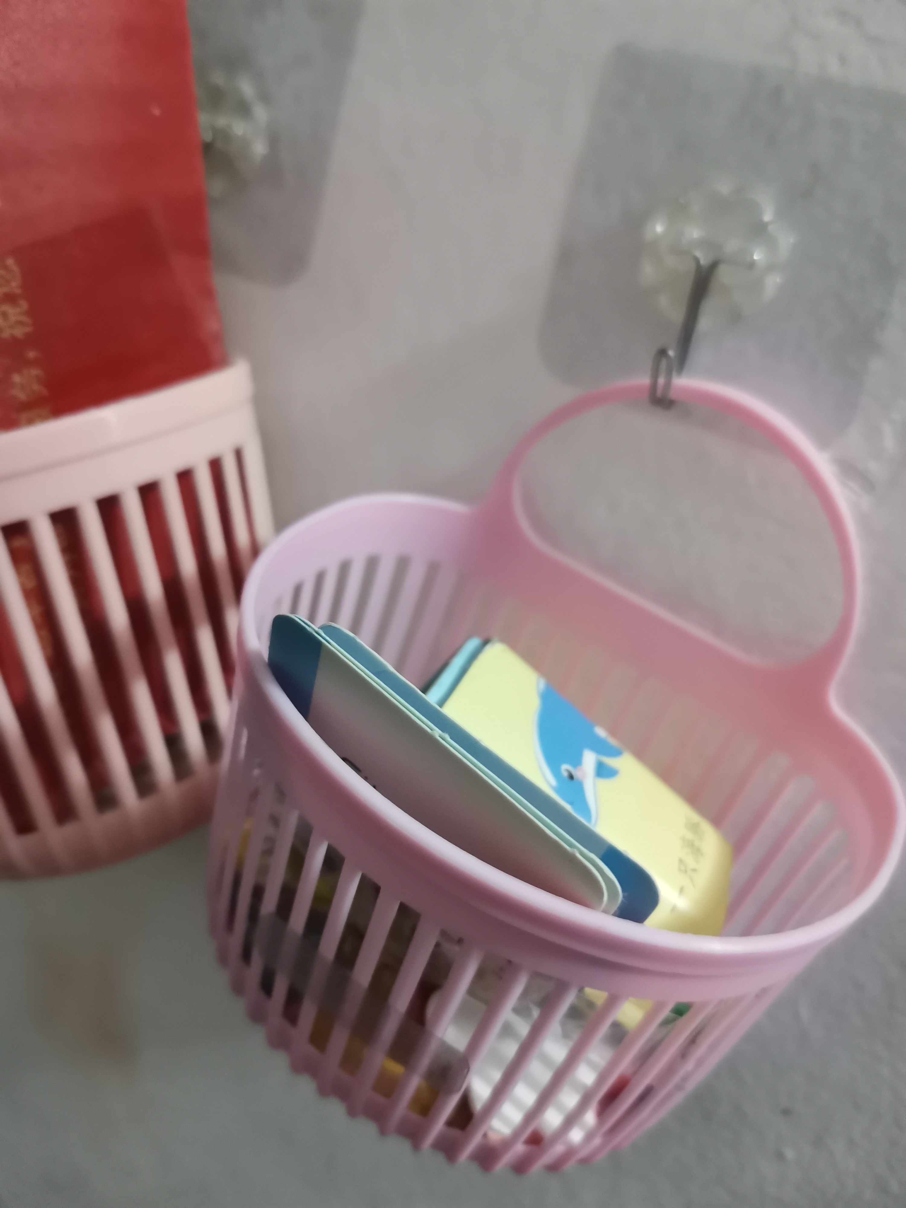 可爱壁挂式首饰盒收纳多功能厨房浴室小挂篮免打孔挂墙首饰盒小号 白色大嘴挂壁收纳盒 实拍图