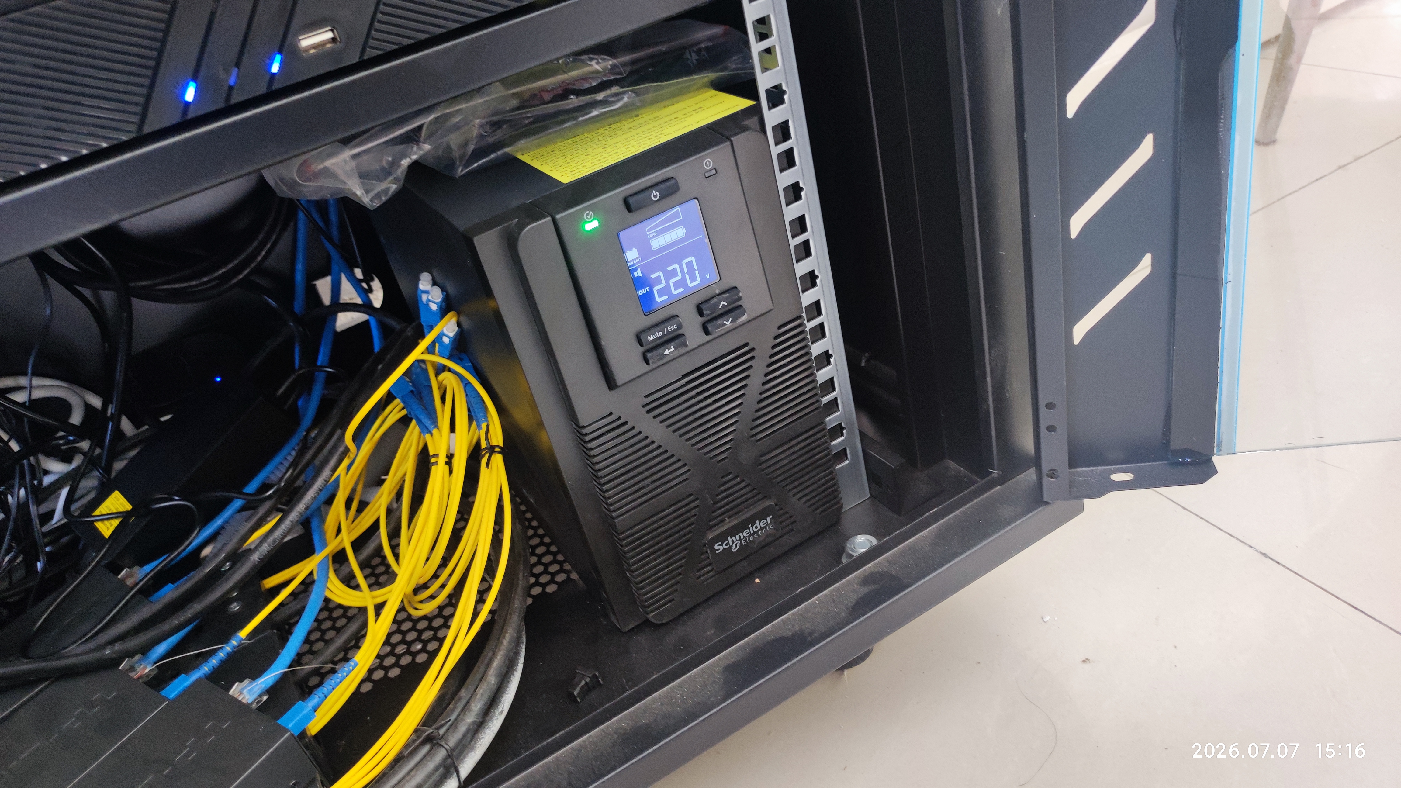 APC施耐德 ups不间断电源SPM1K 电脑服务器网络设备应急备用ups电源电池1KVA/800W 实拍图
