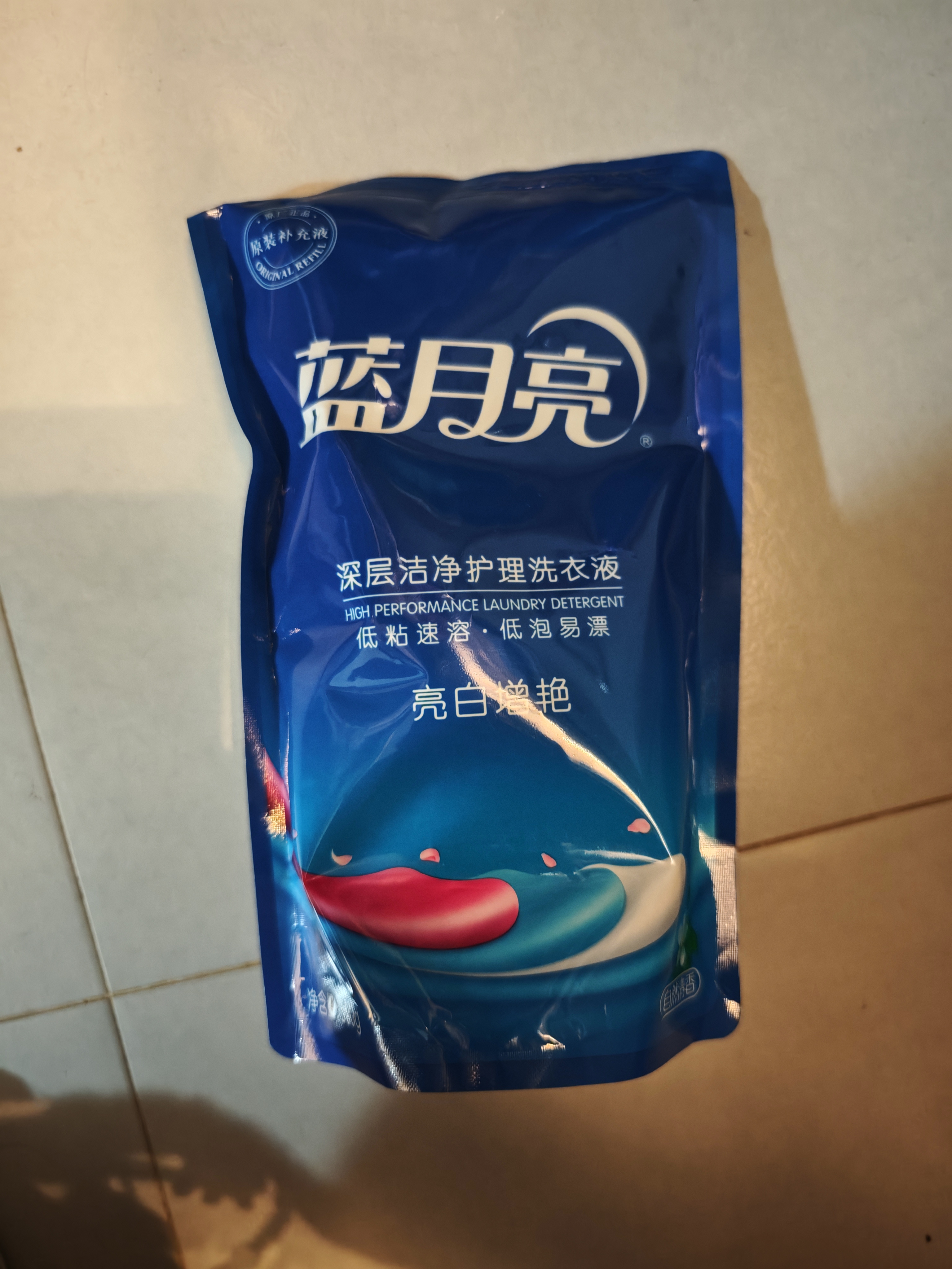 蓝月亮亮白增艳洗衣液自然清香500g*12袋 原液补充装 护色增艳 强效去污 实拍图