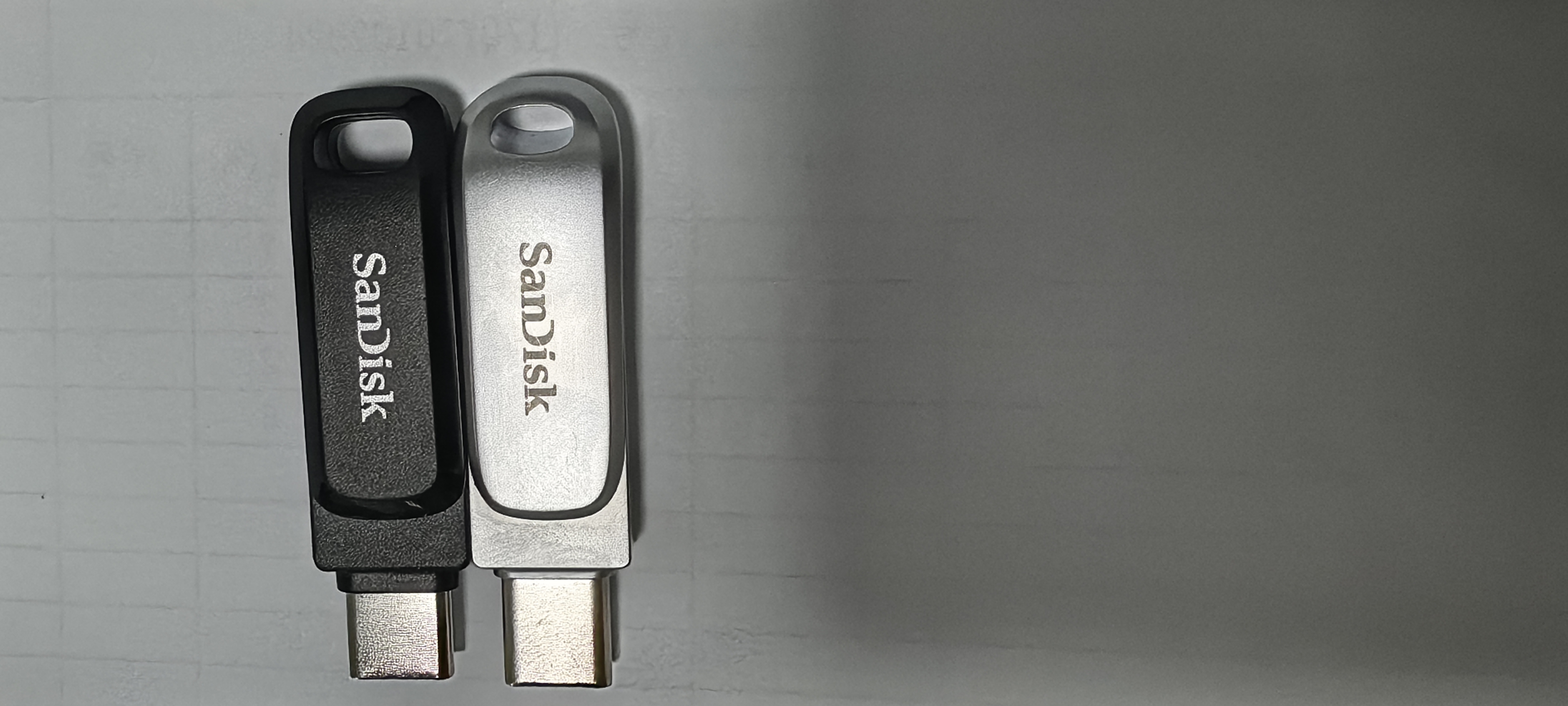 闪迪（SanDisk）64GB Type-C USB3.2 手机U盘DDC3黑色 读速高达300MB/s 自动备份 手机电脑两用 双接口大容量优盘 实拍图