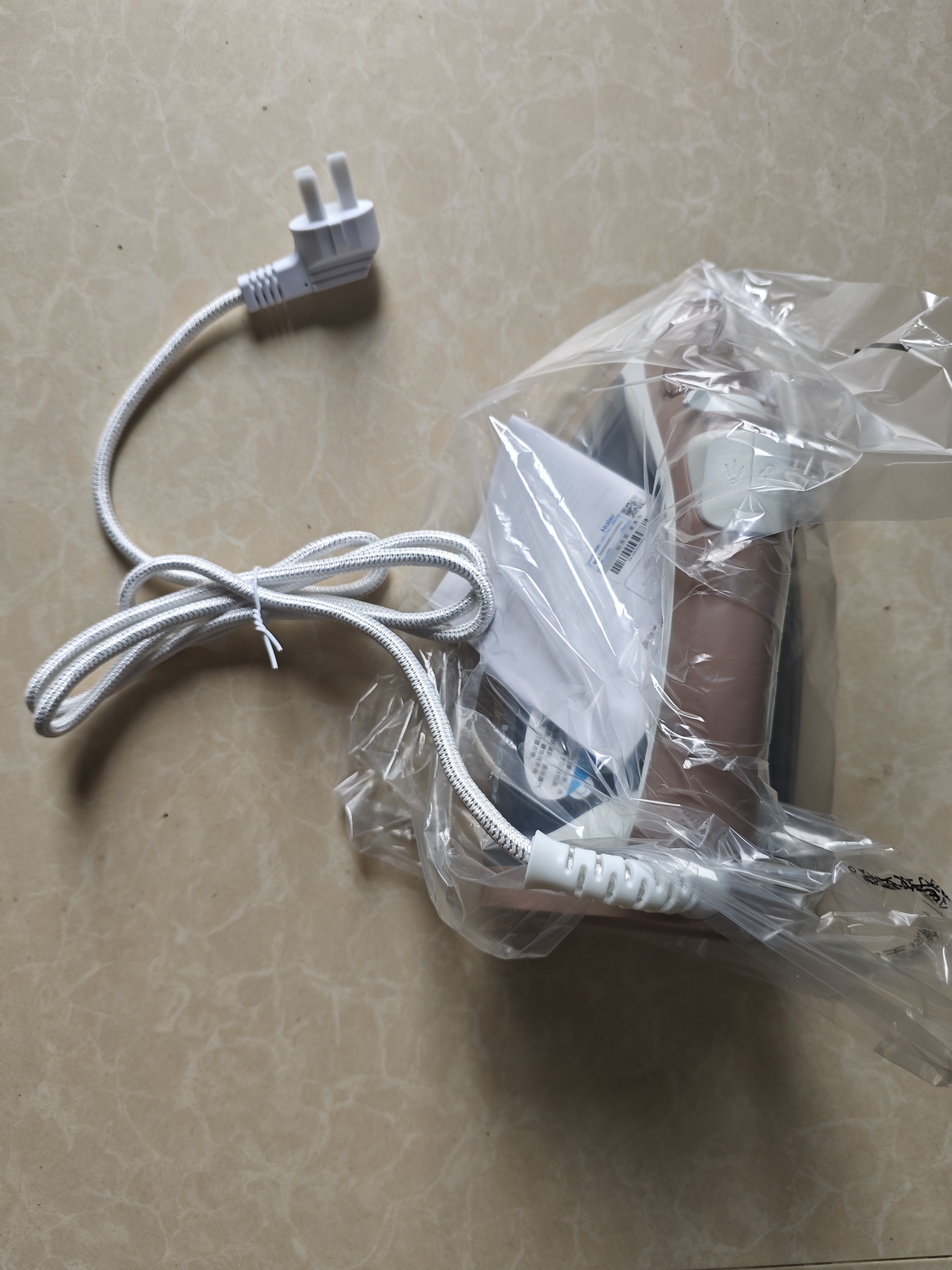 海尔（Haier）电熨斗42g爆炸蒸汽360ml水箱陶瓷涂层电烫斗衣物护理手持便捷迷你家用熨烫机HY-Y2028G专销 实拍图