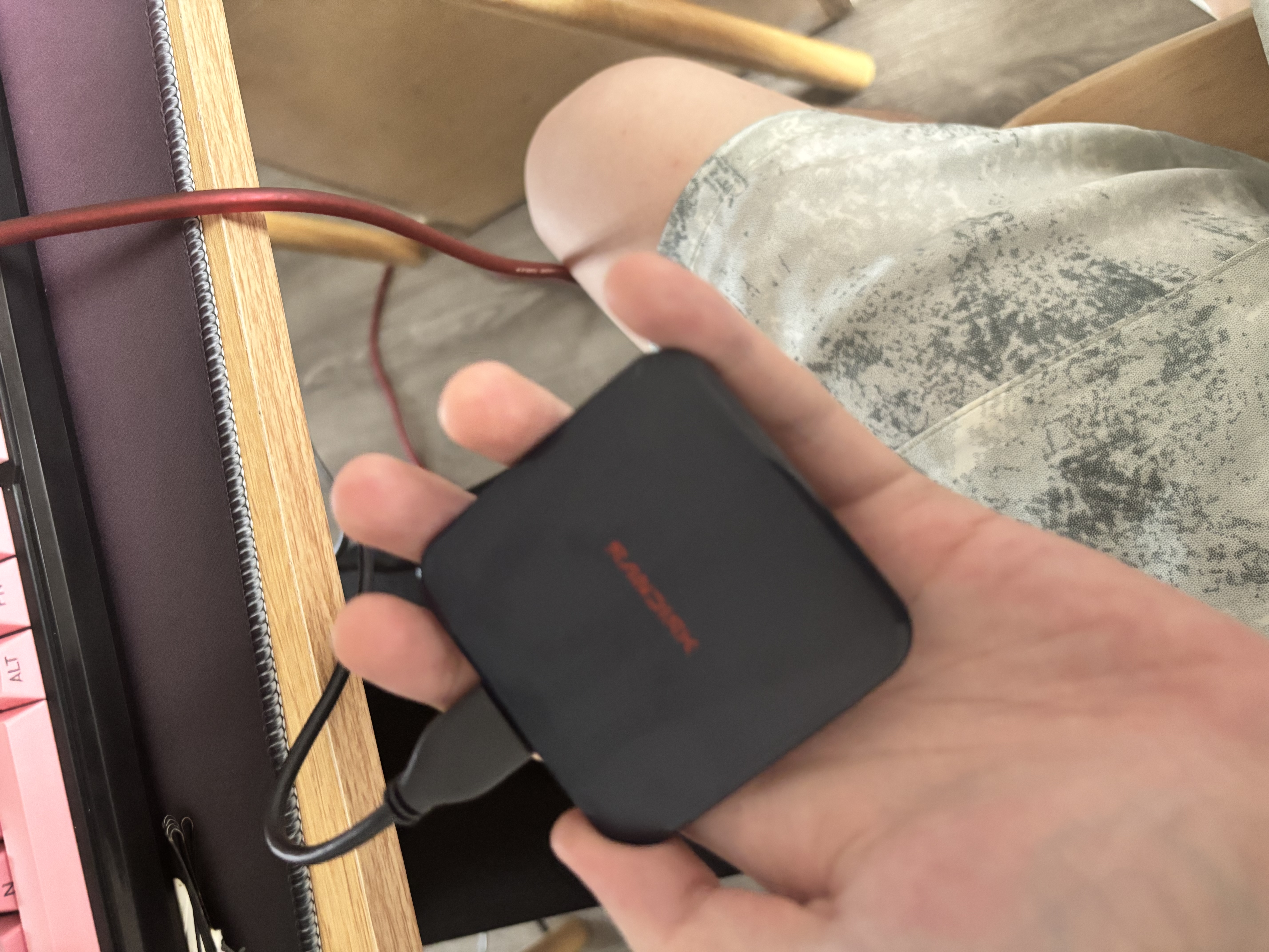 闪迪（SanDisk）ELE 1TB 移动固态硬盘（PSSD）新元素 type-c接口 小巧便携手机直连笔记本电脑两用外接 办公存储 实拍图