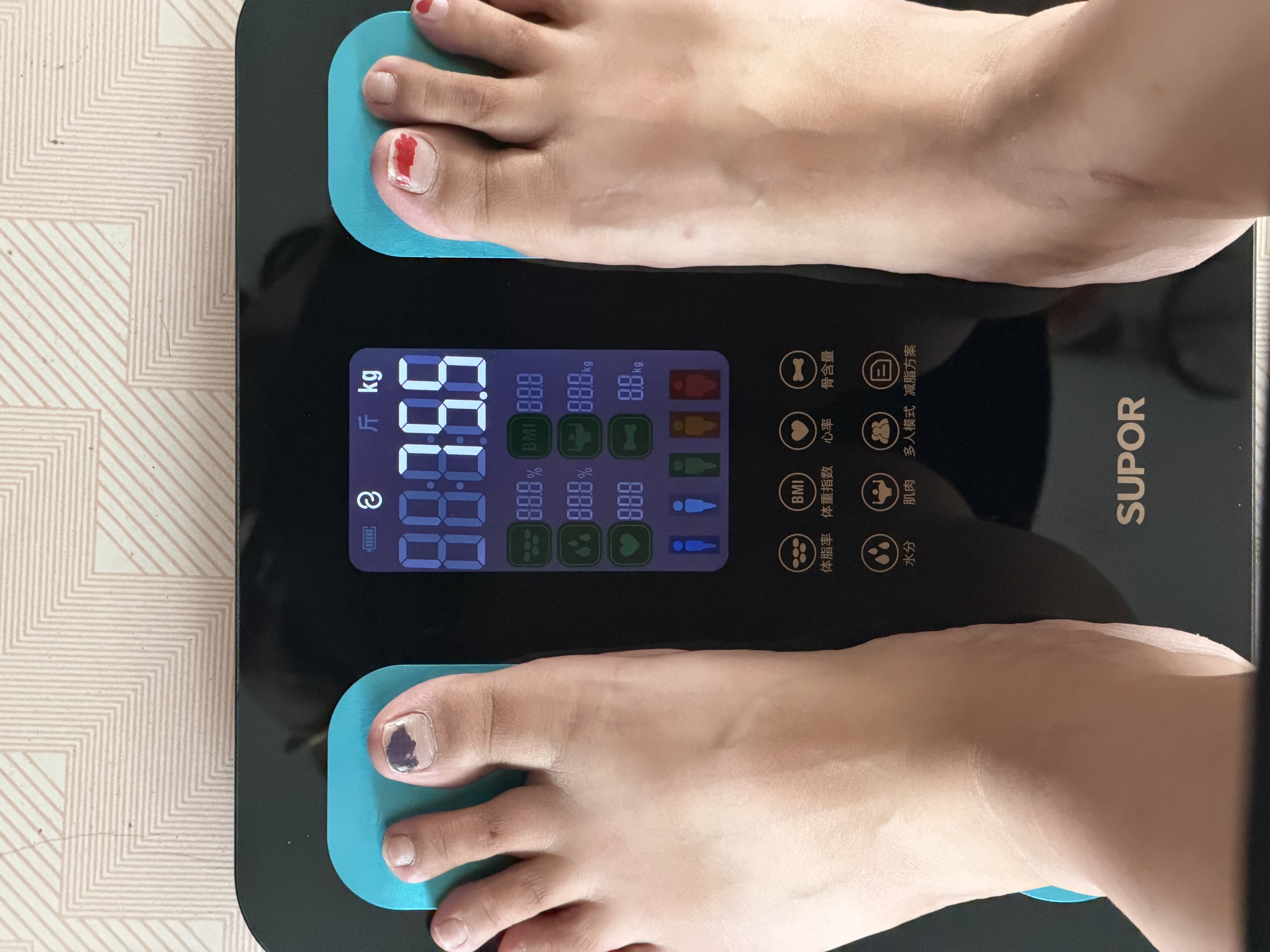 苏泊尔（SUPOR）体重秤电子秤减肥专用智能精准体重可测体脂秤家庭用人体秤称重高精度小型充电蓝牙网关生日礼物 耀石黑【81项数据检测】加大电极片+大彩屏显示 【2026新款】 实拍图