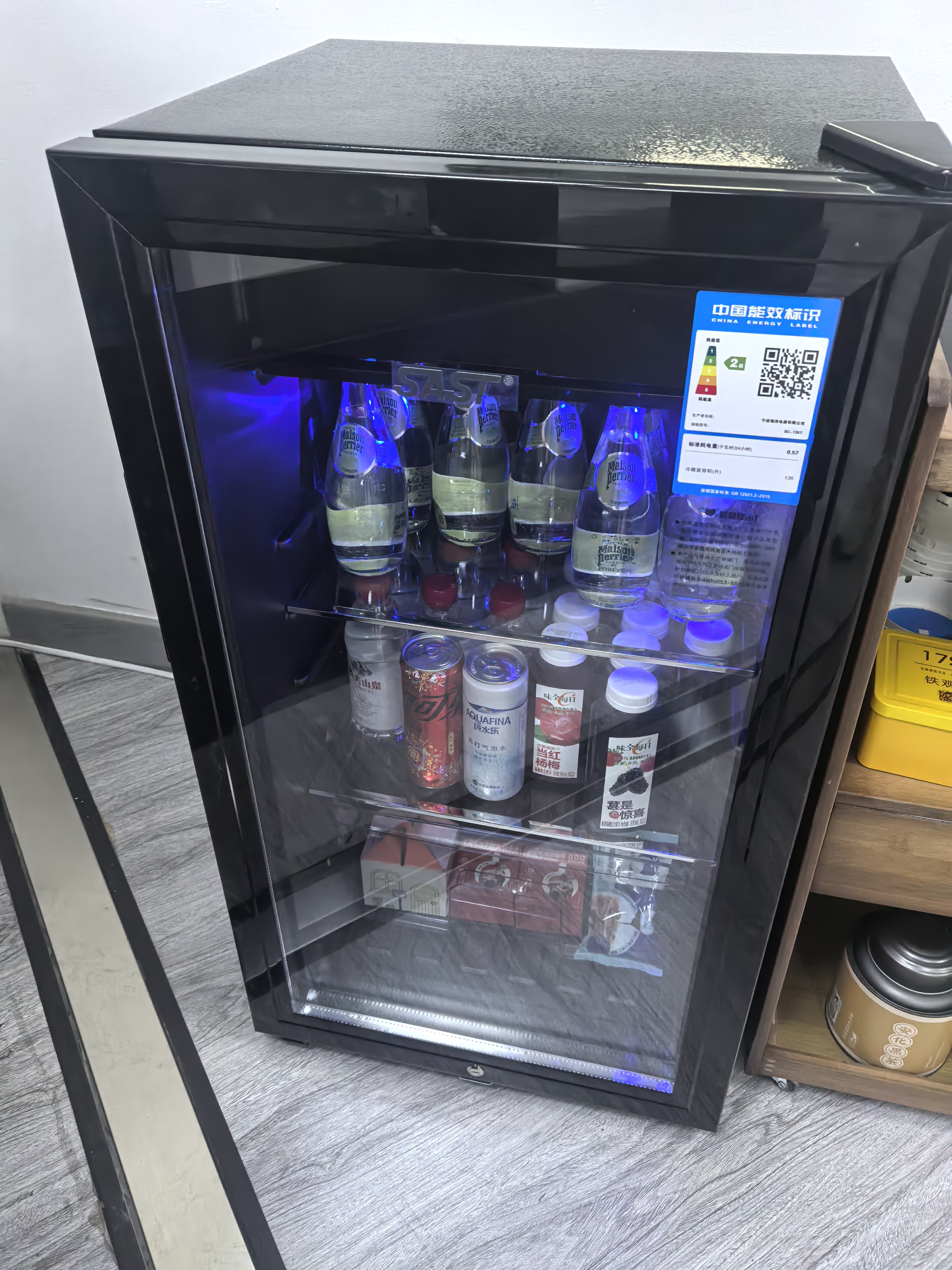 先科（SAST）冰吧冷藏柜 欧式恒温红酒柜办公室酒店家用电冰箱迷你小型单门电竞茶叶保鲜柜展示留样饮料药品柜 135T 黑胆（冷藏+微冷冻+蓝光灯+带锁） 实拍图