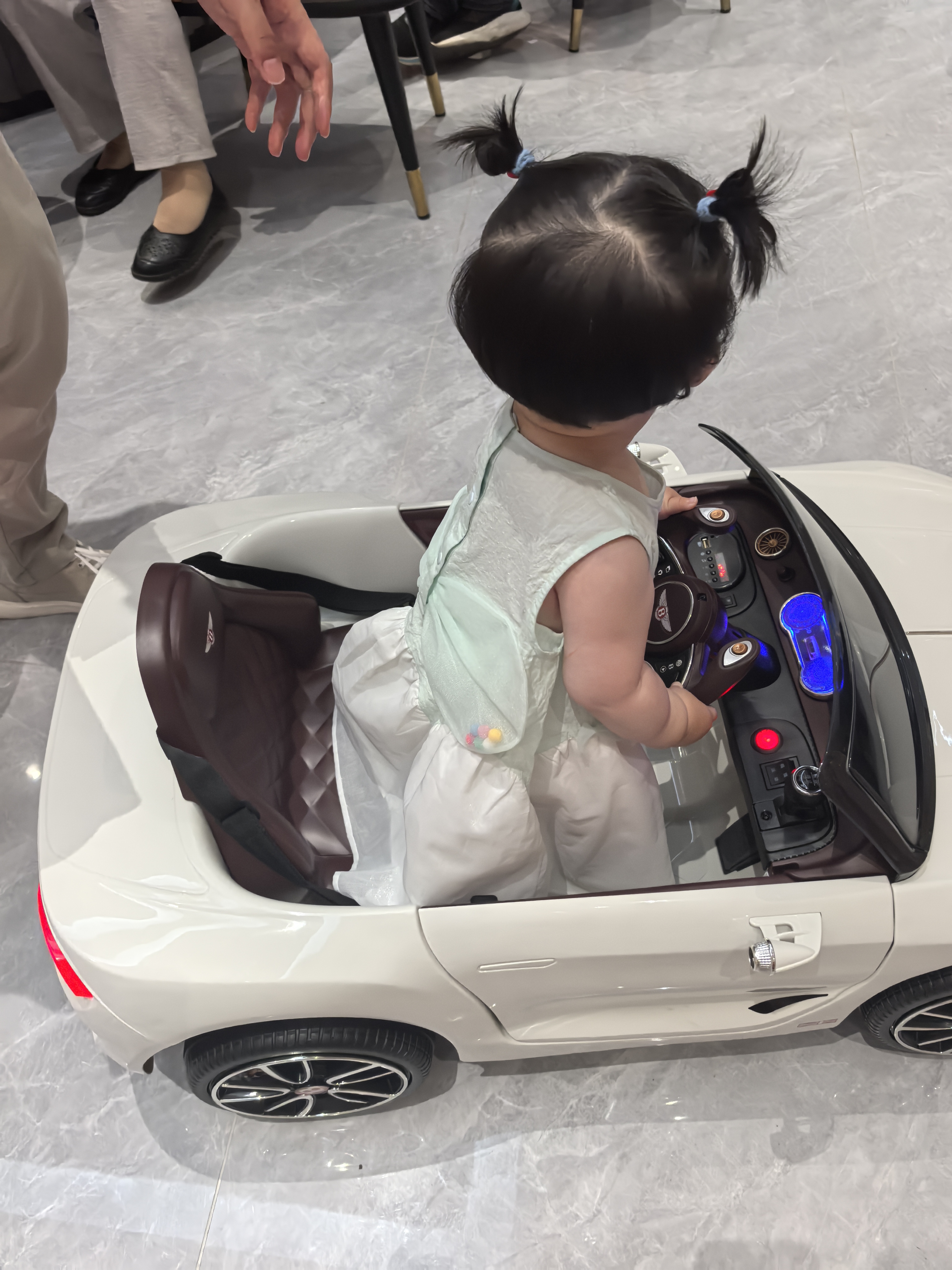 贝瑞佳（BeRica）儿童电动车四轮汽车宾利授权男女小孩遥控玩具车可坐人宝宝礼物 实拍图