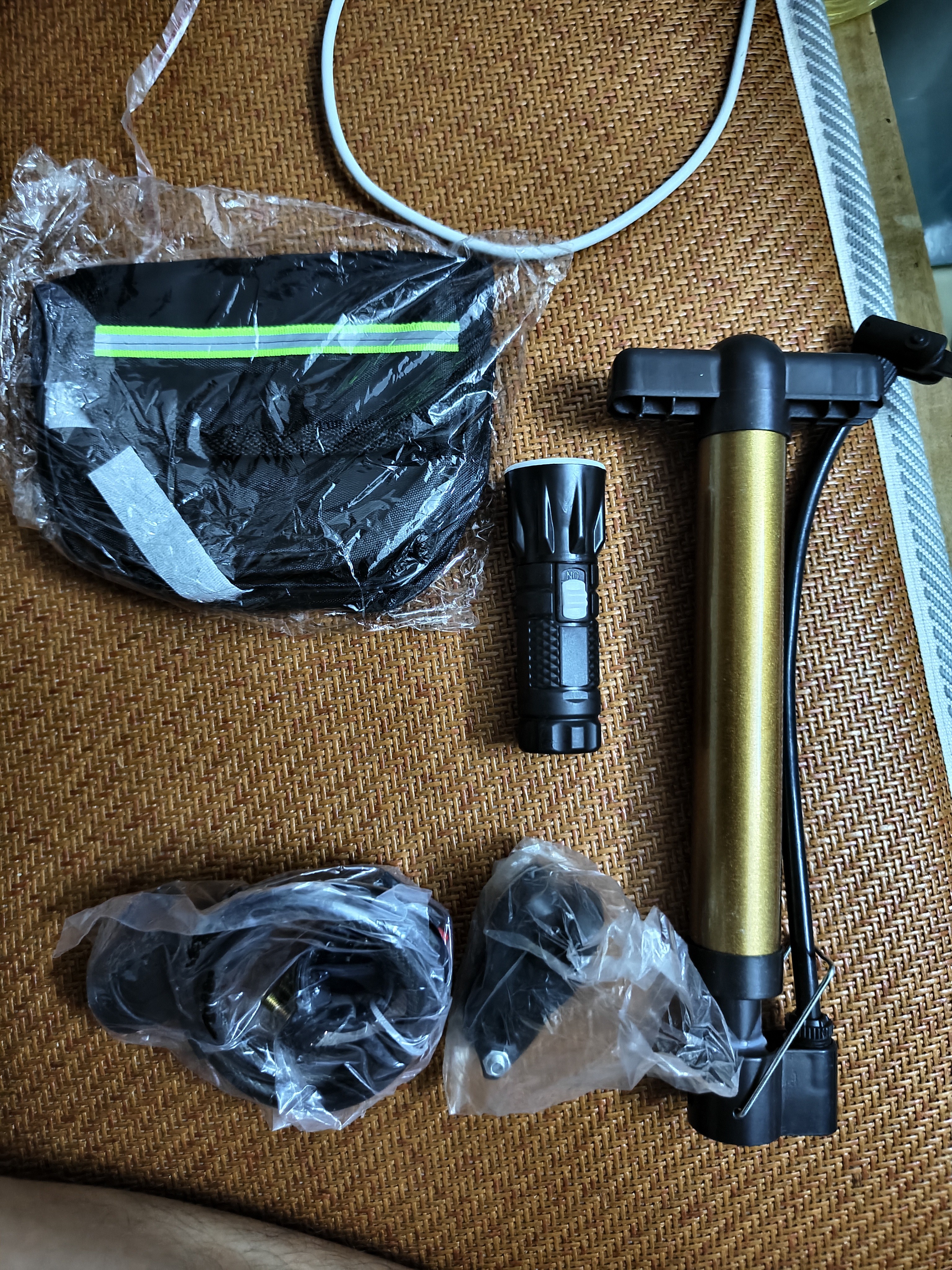 金武端自行车成人山地车公路赛车单车骑行变速超轻越野中学生初中青少年 辐条升级-黑白色【整车发货免调试】 27.5寸21速 实拍图