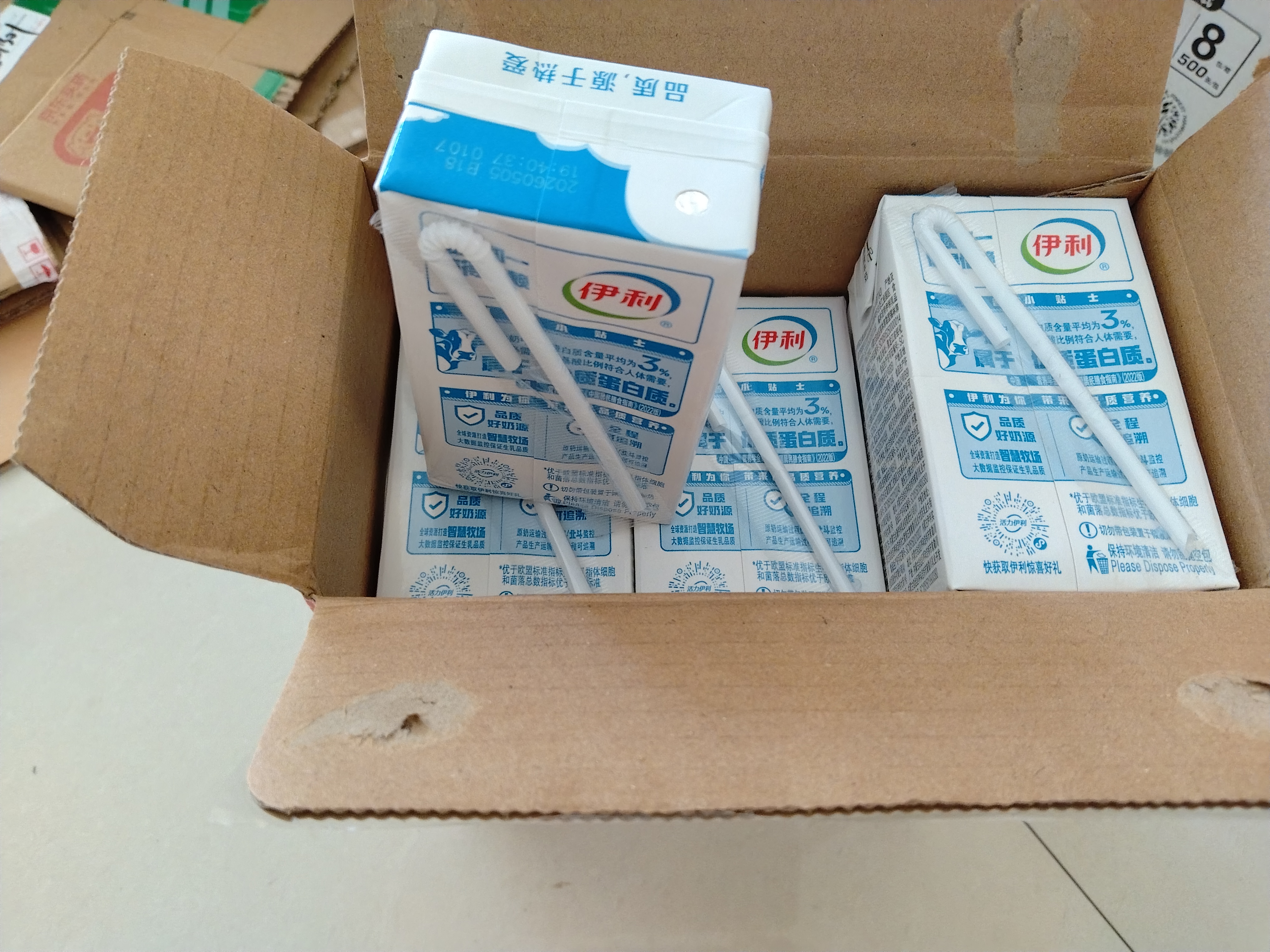 伊利全脂纯牛奶 250ml*18盒 每100ml含3.3g蛋白质 礼盒装 4月产 实拍图