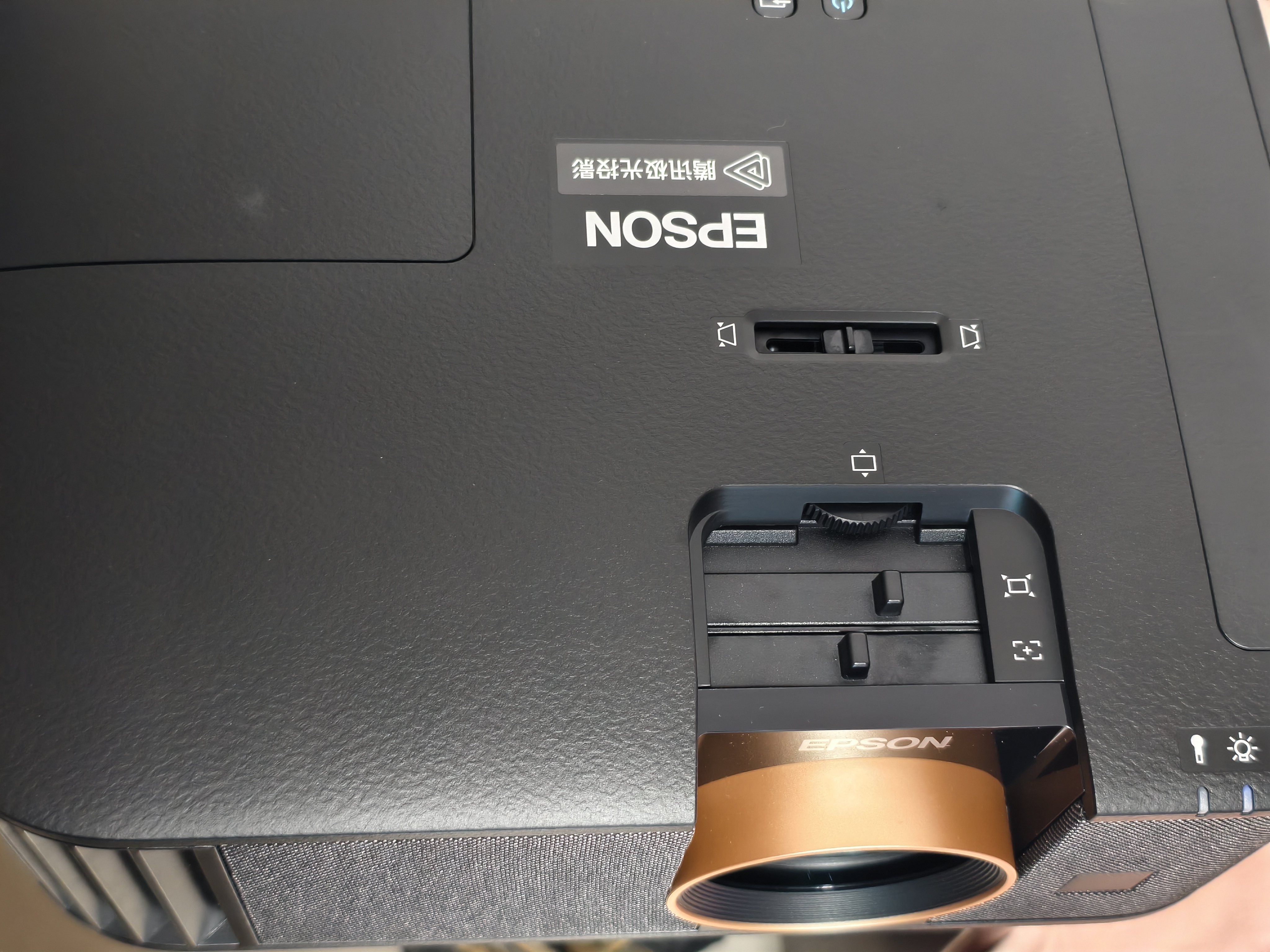爱普生（EPSON）CH-TW6280T家用投影仪 4K专业家庭影院智能投影仪（±60%镜头位移 1.62倍光学变焦） 实拍图