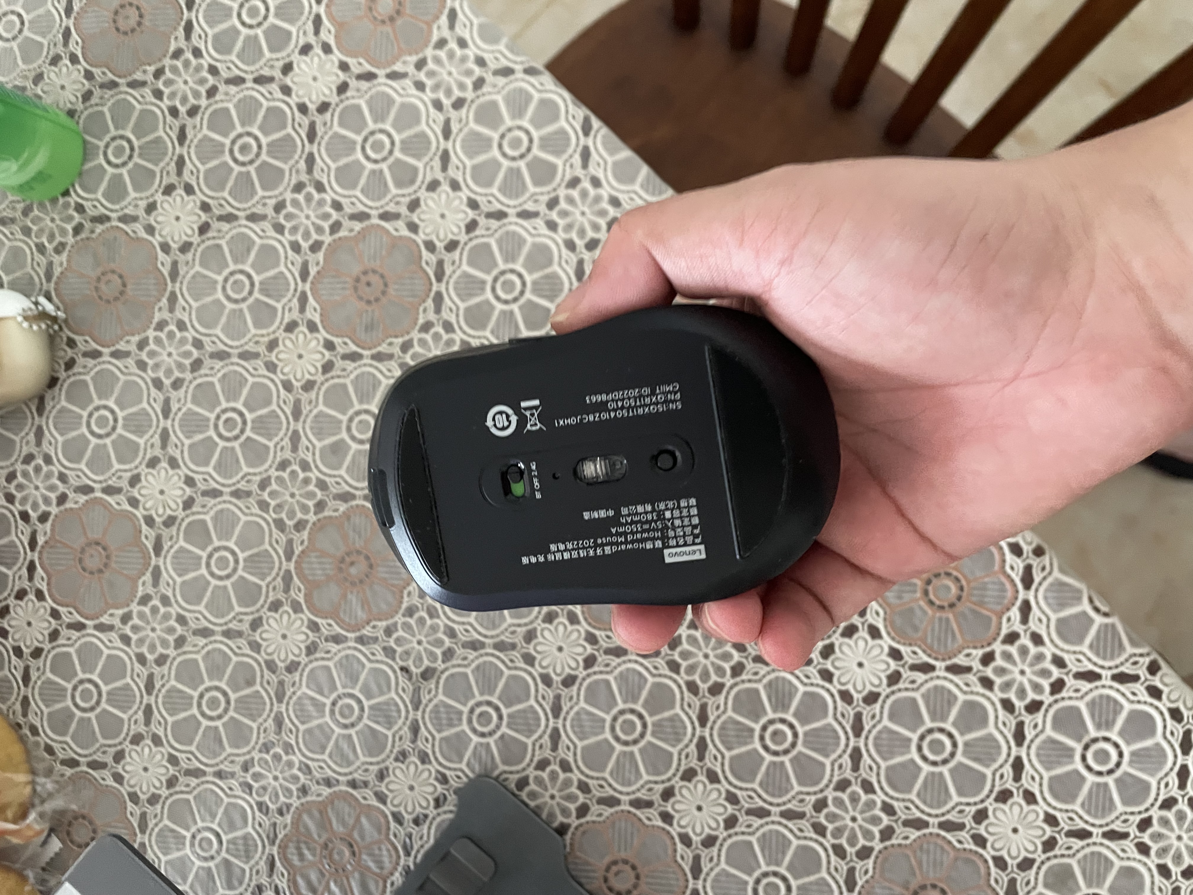 联想（Lenovo）无线蓝牙双模充电鼠标 蓝牙5.0/3.0 便携办公鼠标人体工学设计 Howard Mouse 2022充电版风暴灰 实拍图