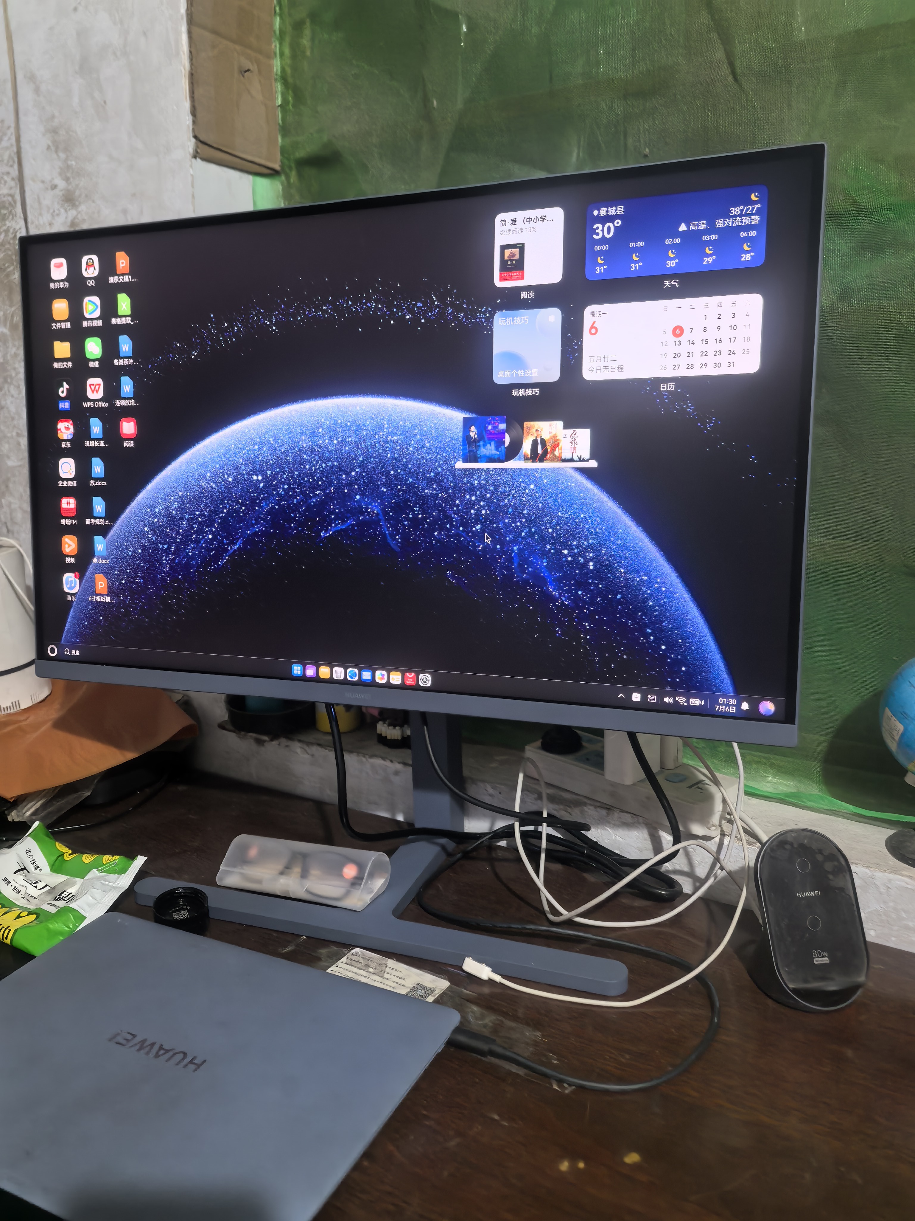 华为MateView GT 27英寸显示器 4K双模/云晰柔光屏/160Hz/扬声器/USB-C/DP/HDMI/旋转升降壁挂 极光蓝 实拍图