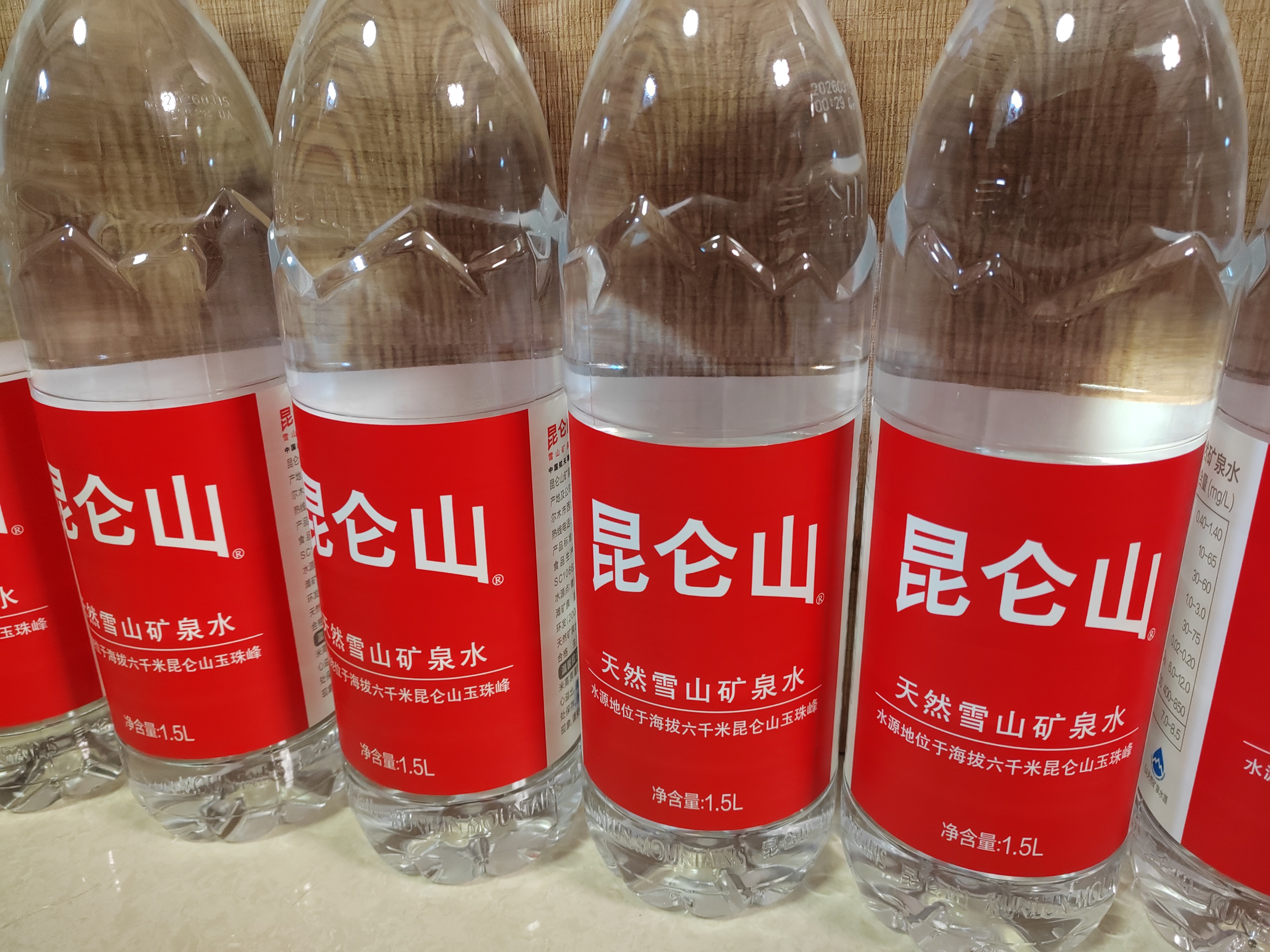 昆仑山饮用天然雪山矿泉水 含锶弱碱性 1.5L*6瓶 整箱装 高端矿泉水 实拍图