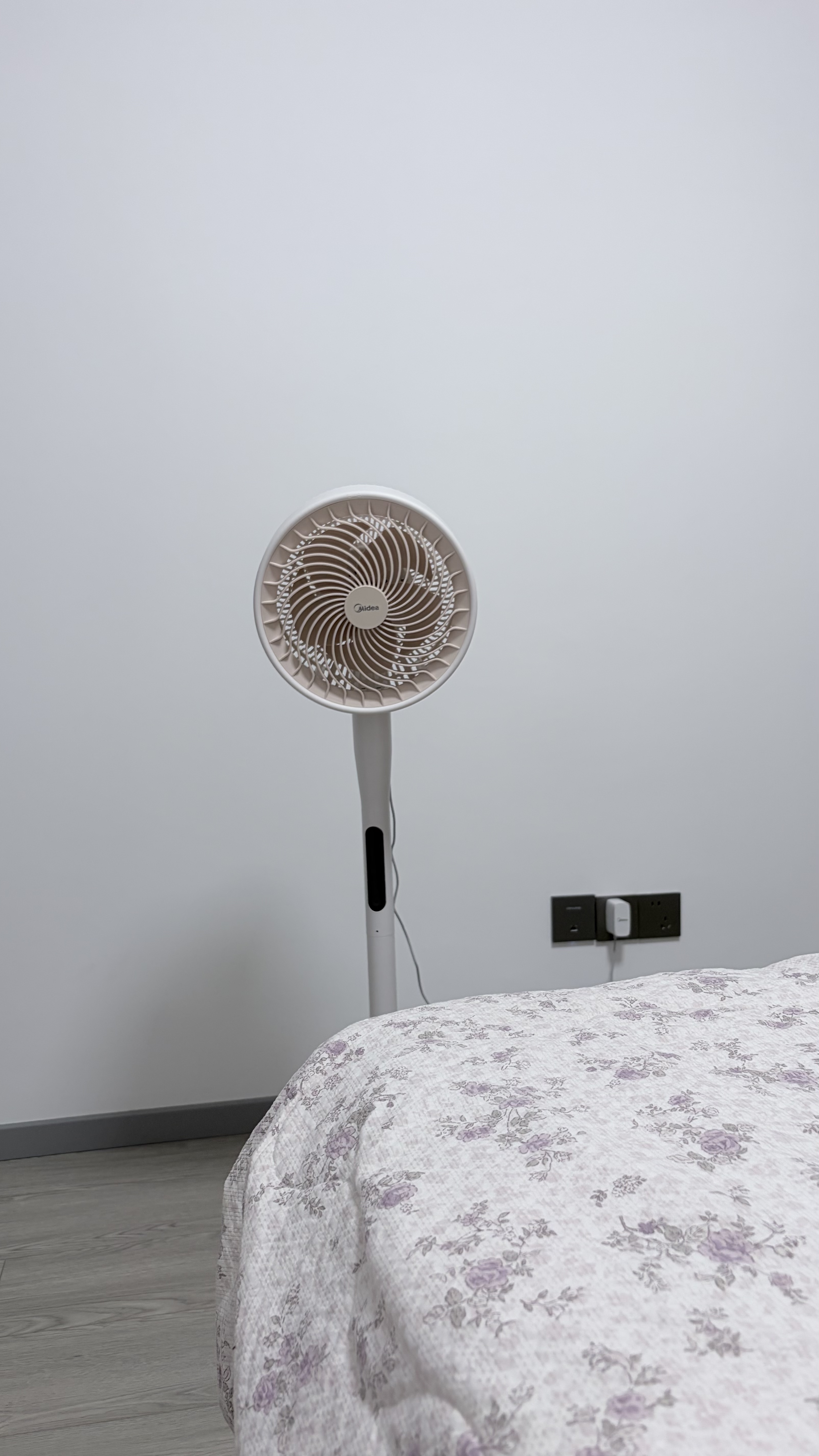 美的（Midea）【变频轻音】空气循环扇家用语音遥控电风扇 一级能效静音落地扇 卧室桌面大风力小风扇 GDJ24SHG 实拍图