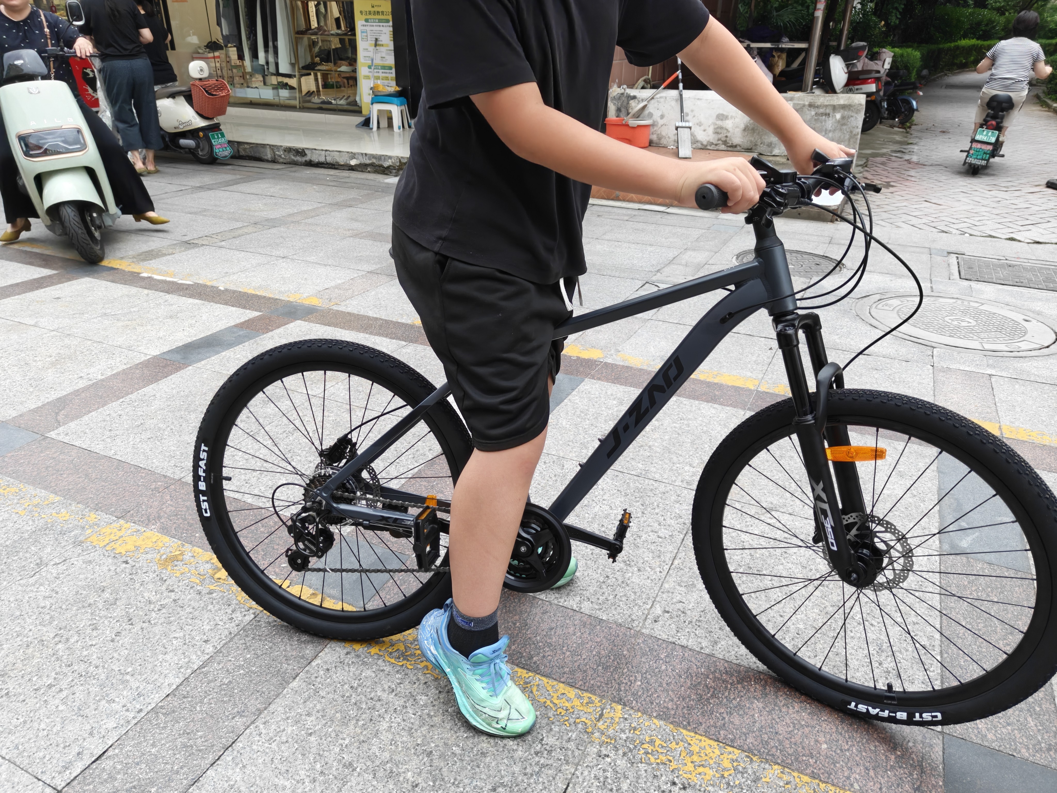 京东京造 XC350山地自行车铝合金禧玛诺21速油压碟刹成年人学生17寸太空灰 实拍图