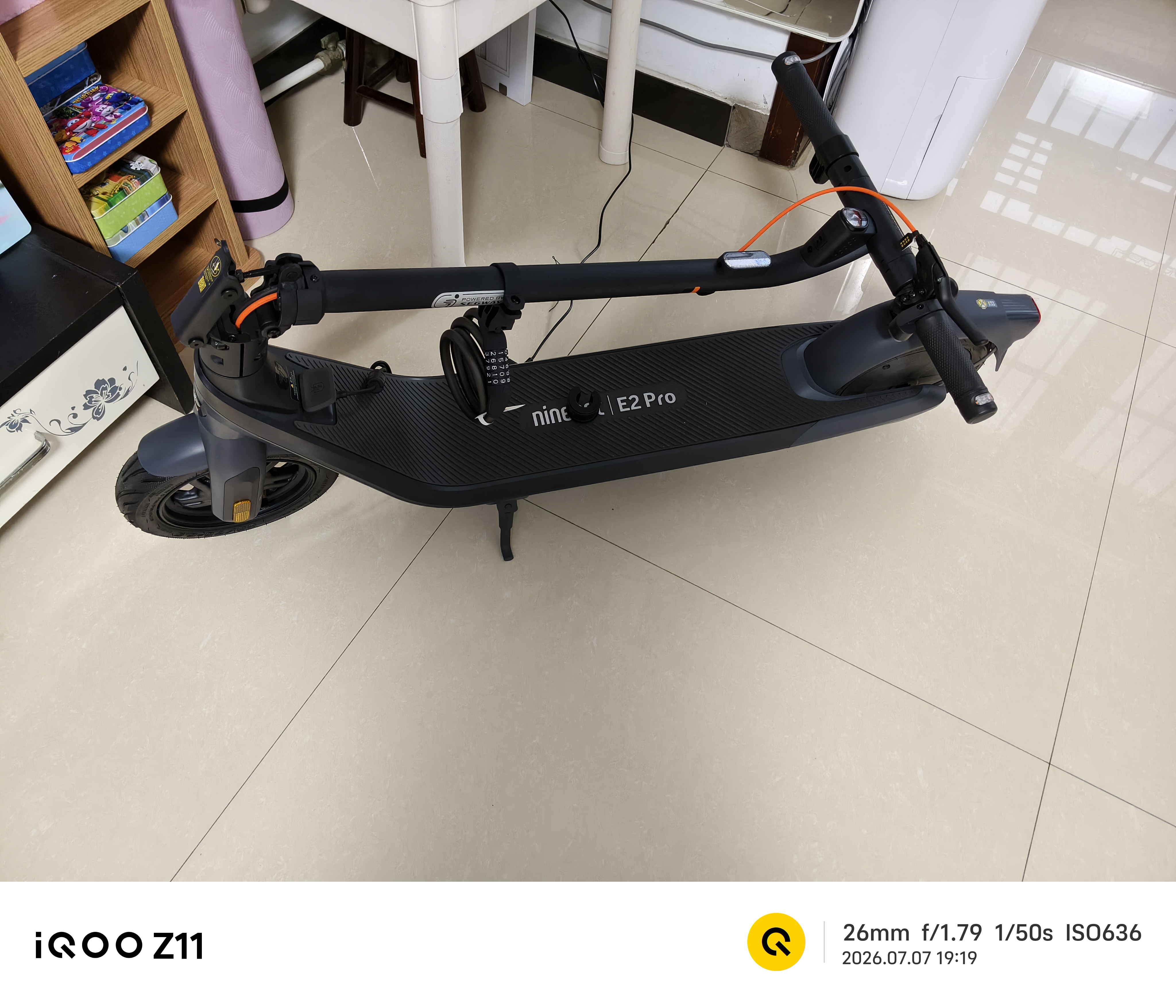 九号（Ninebot）电动滑板车成年人便携代步折叠E2Pro智能电动车学生10英寸大轮胎防滑真续航 实拍图