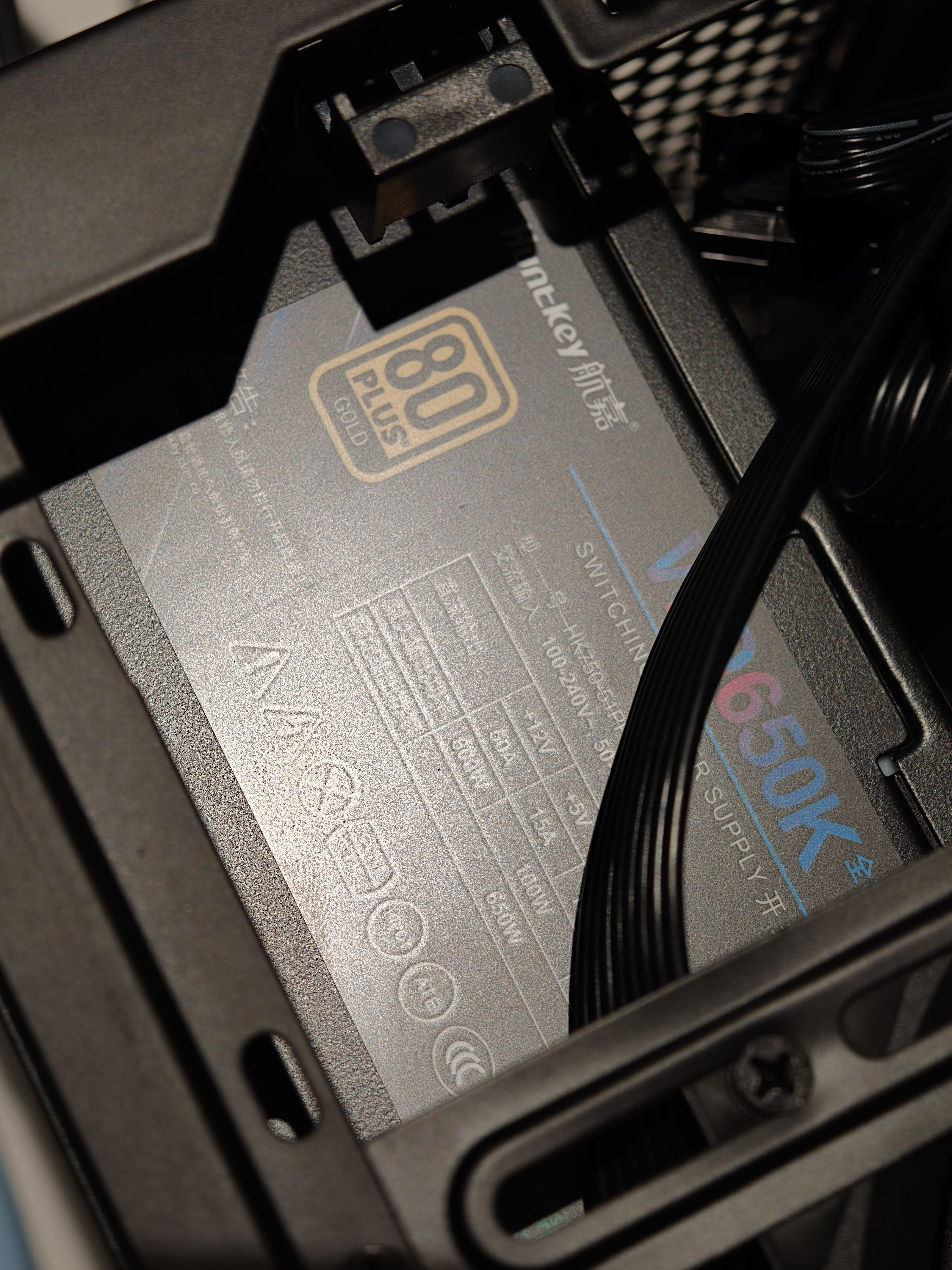 航嘉（Huntkey）WD650K全模组 金牌650W电脑电源（80PLUS金牌/单路50A/全电压/LLC+SR+DC-DC/智能温控） 实拍图
