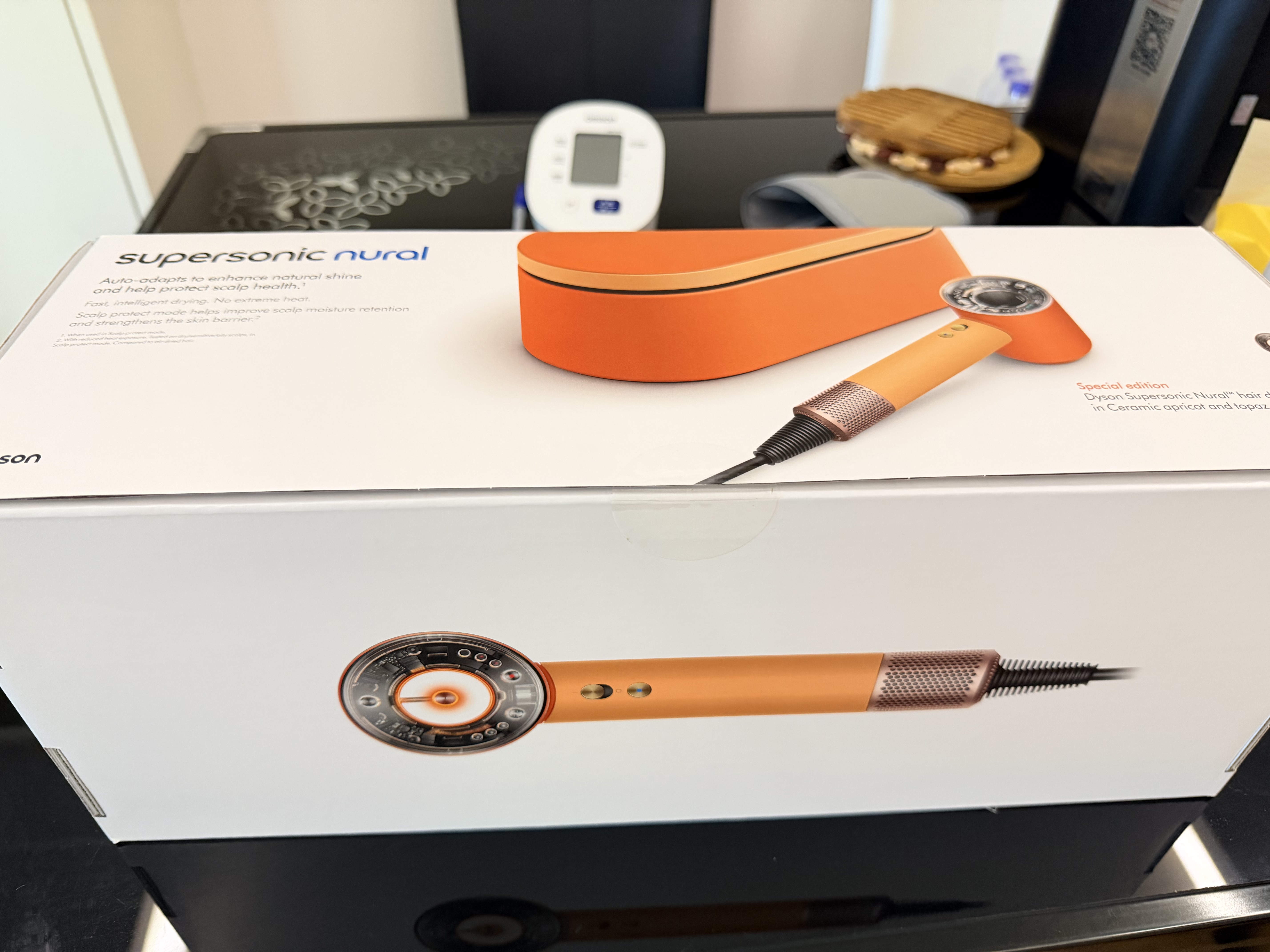 戴森（DYSON）HD16吹风机 电吹风负离子进口家用礼物 陶瓷杏礼盒款海外版(220V电压赠转化插头) 实拍图