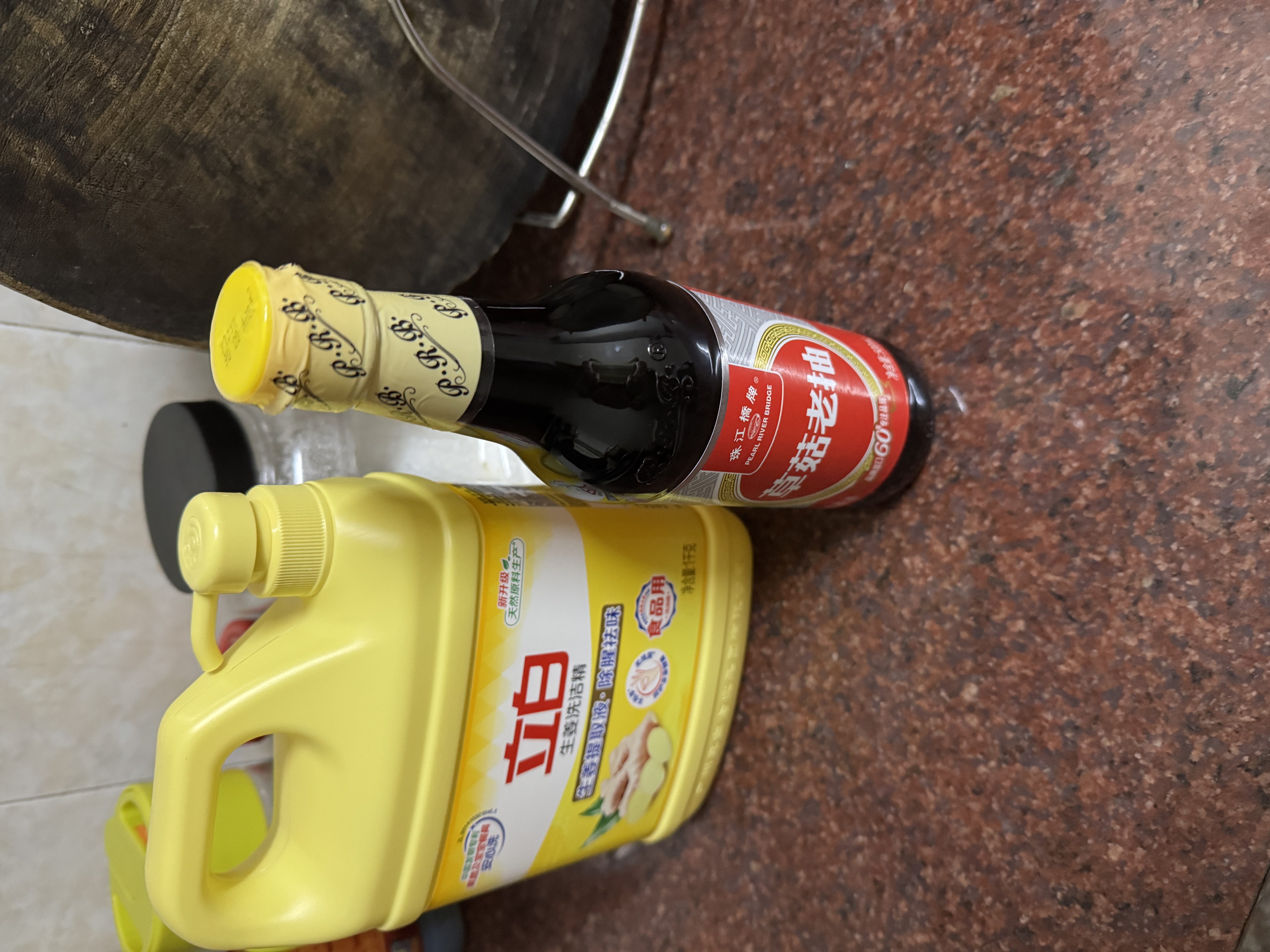 珠江桥牌草菇老抽500ml 0防腐剂老抽酱油卤肉上色调味酿造酱油 中华老字号 实拍图