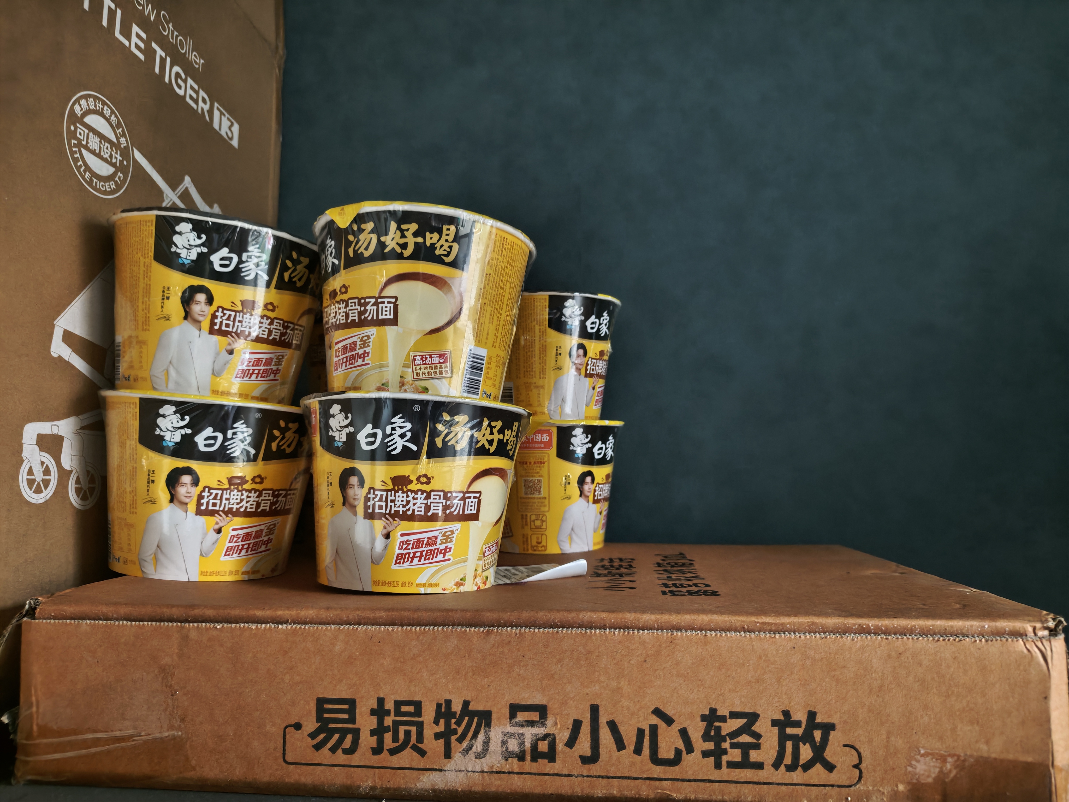 白象 方便面 汤好喝招牌猪骨汤面112g*12桶 泡面整箱装 浓汤泡面 速食 实拍图