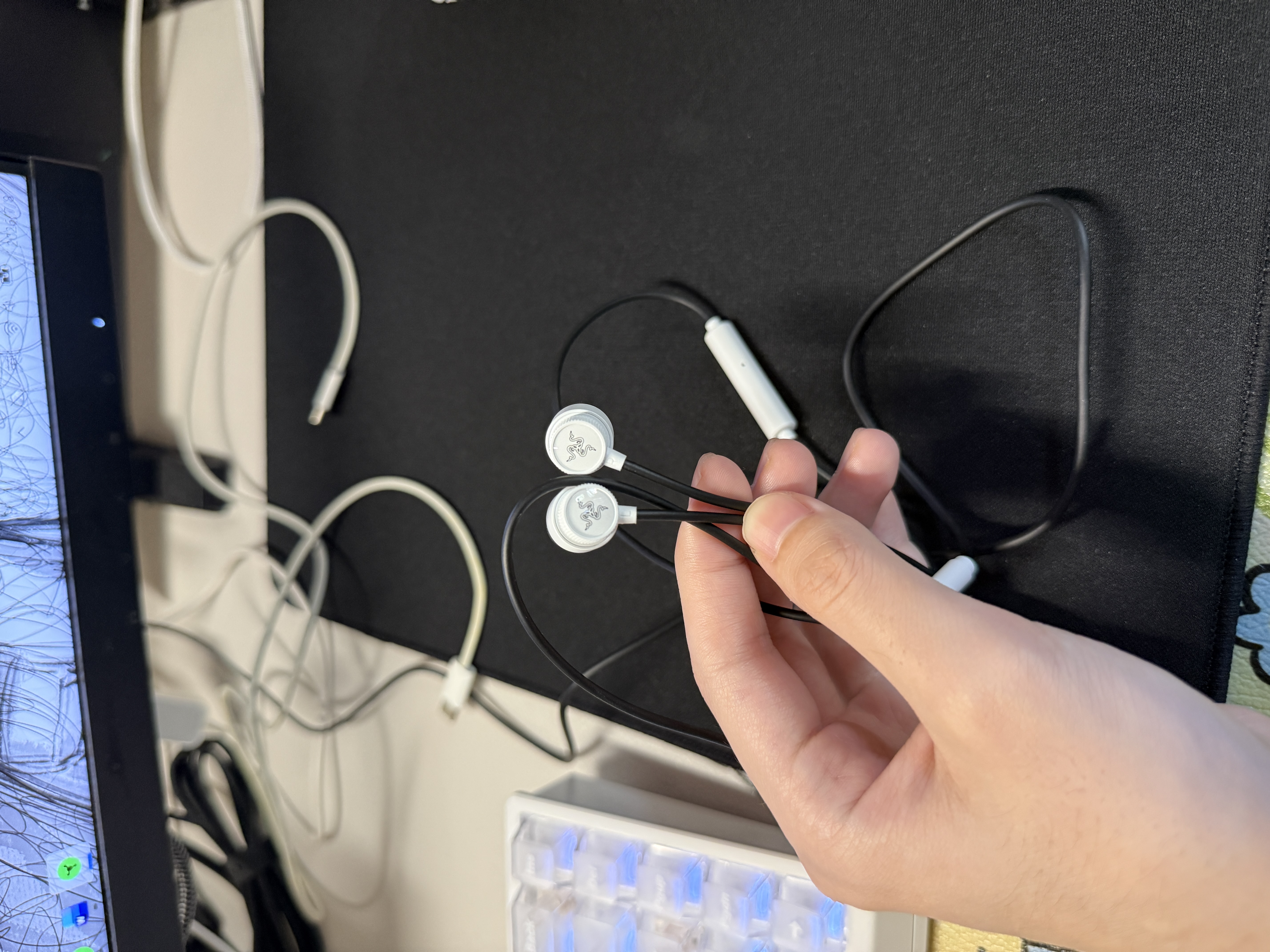 雷蛇（Razer）战锤狂鲨V3有线入耳式耳机 7.1环绕声 吃鸡神器 三角洲官方指定 Type C 白色（赠THX软件 可调EQ） 实拍图