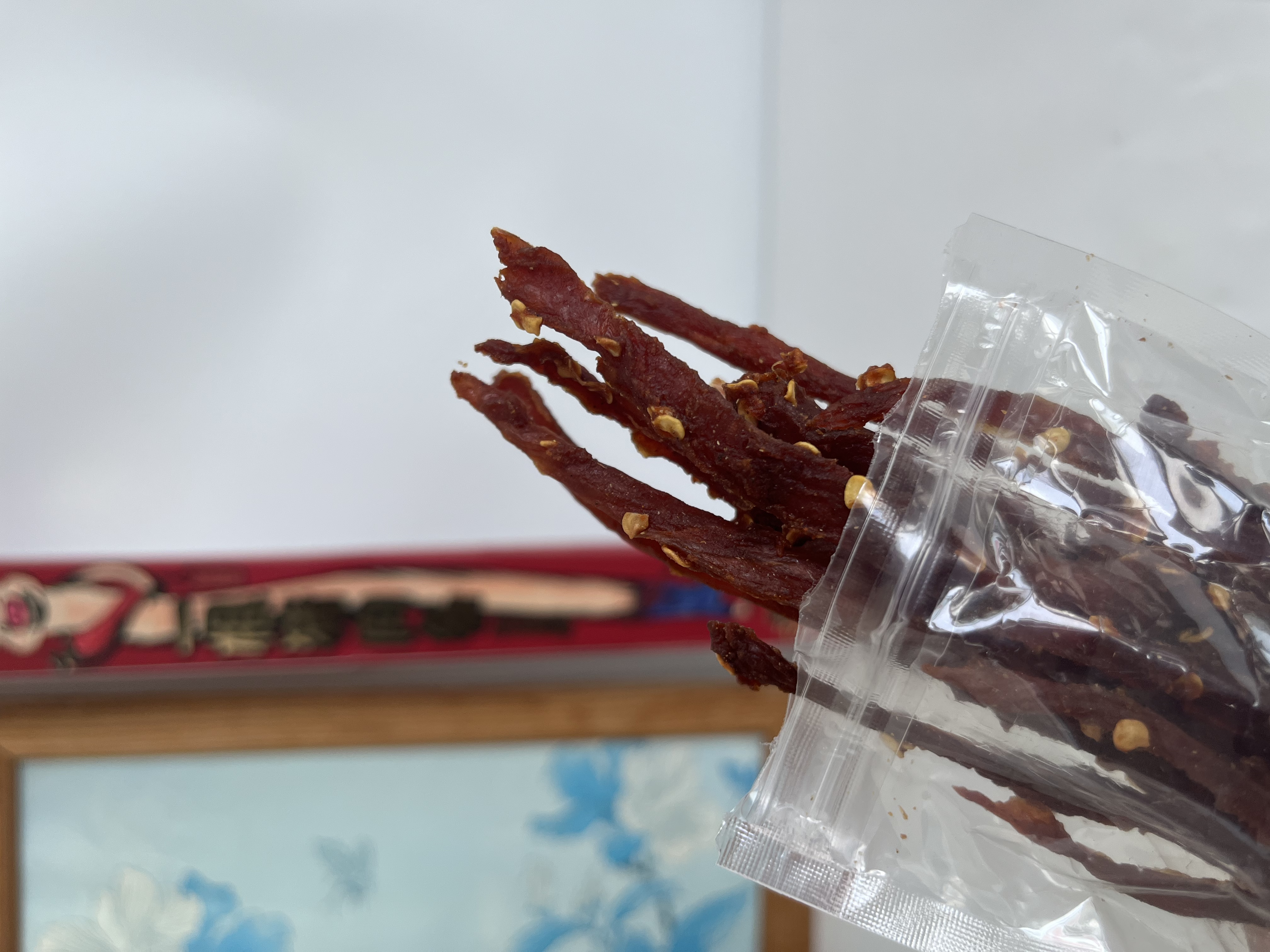 三只松鼠香辣味一根猪肉条68g/盒 风干猪肉干肉脯休闲解馋耐嚼小吃零食 实拍图