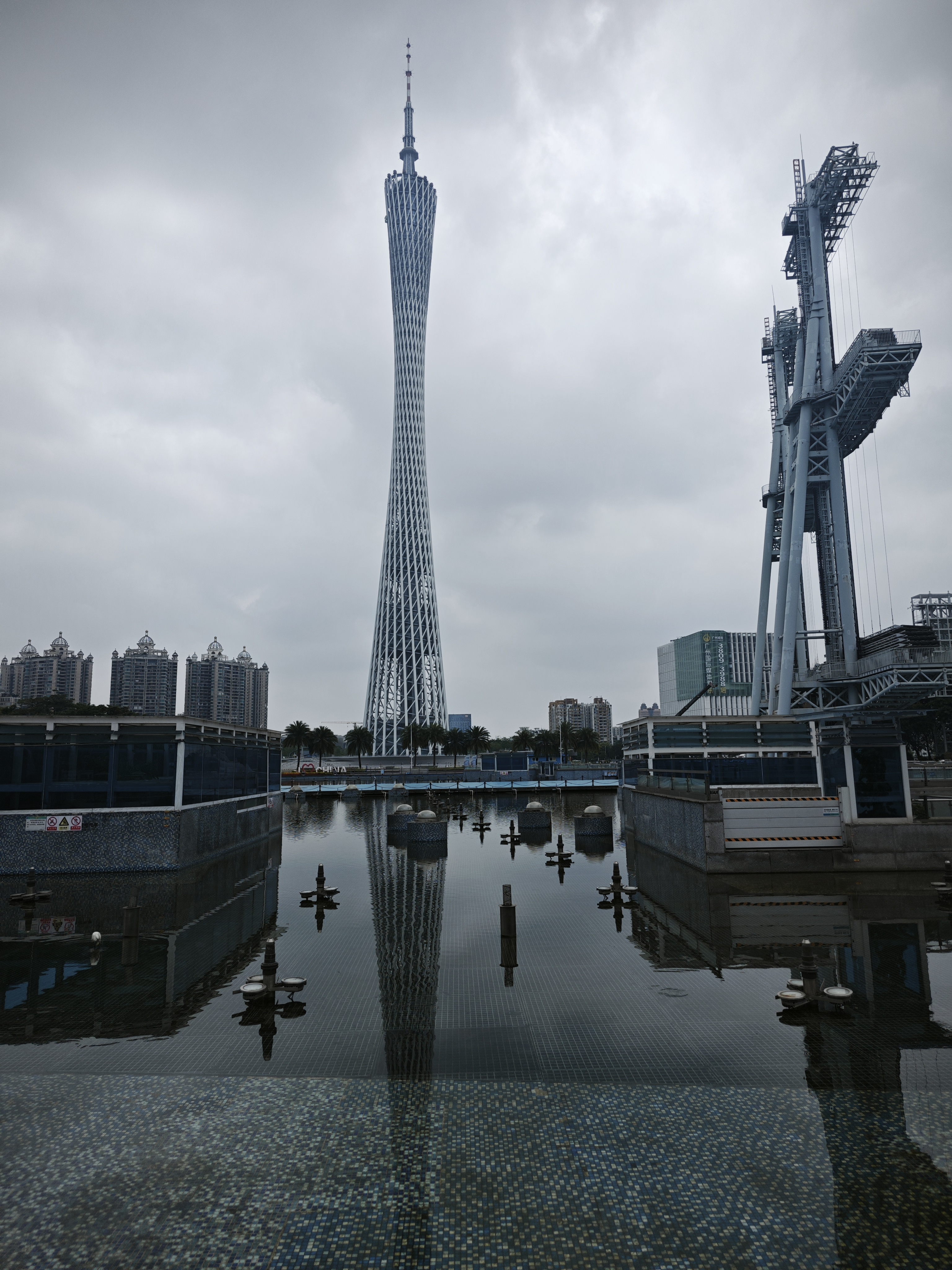 西门子（SIEMENS）插座面板套装  斜五孔10只量贩装 86型暗装错位二三插 致典雅白色 实拍图