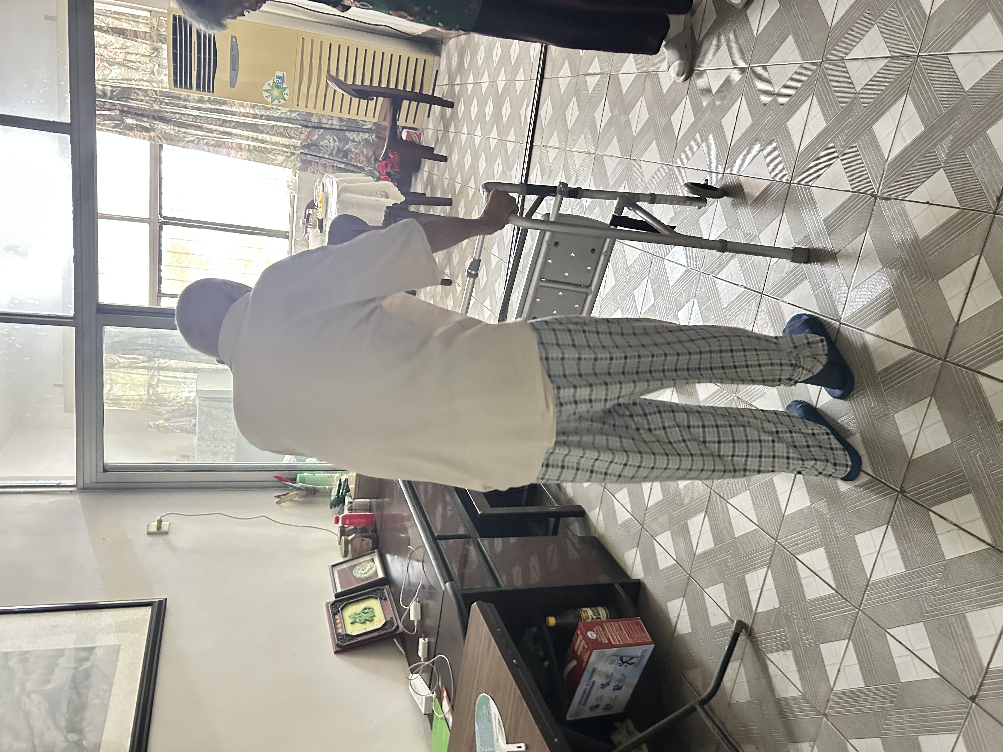 鱼跃（yuwell）助行器老人骨折专用辅助行走器可推可坐可折叠升降YU730A 实拍图