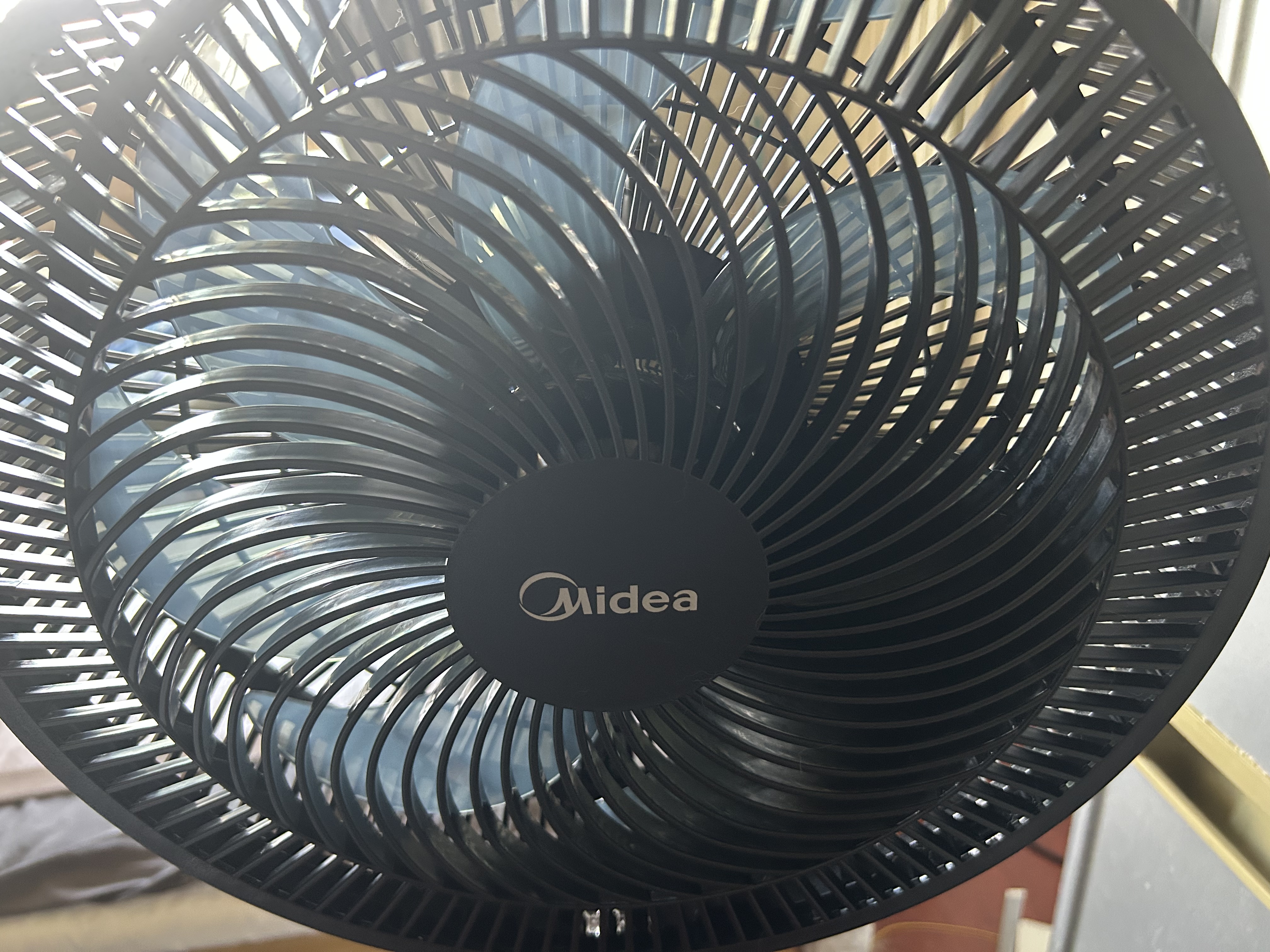 美的（Midea）【超级单品】七叶轻音立式电风扇家用柔风落地扇台式桌面小型风扇大风量节能摇头宿舍电扇 SAF30AB 实拍图